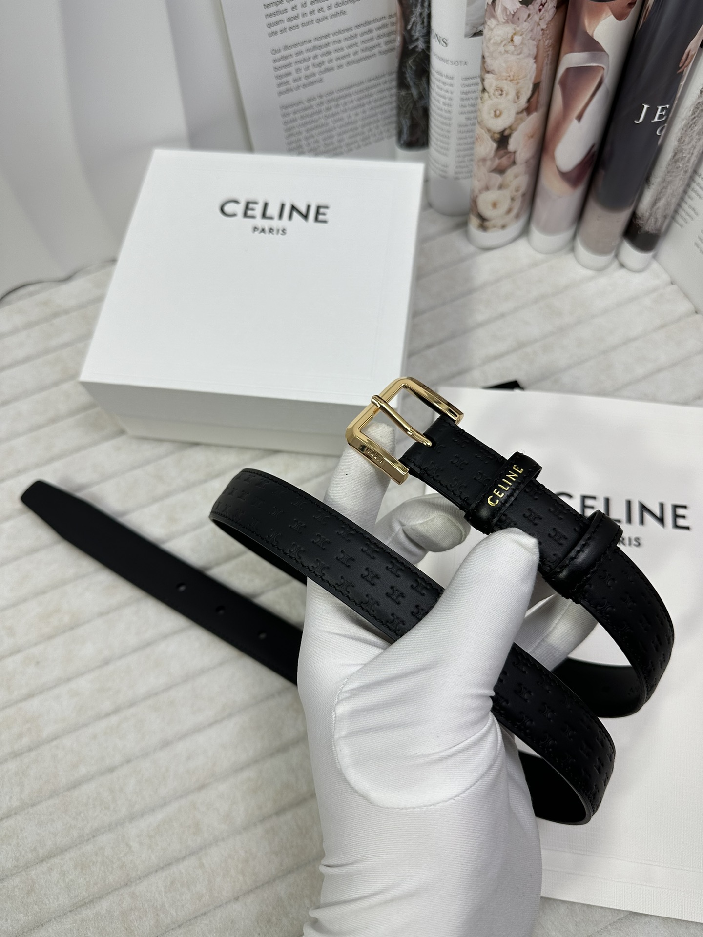 CELINE 宽度：2.5cm 带身采用黑色头层牛皮压凯旋门标志印花