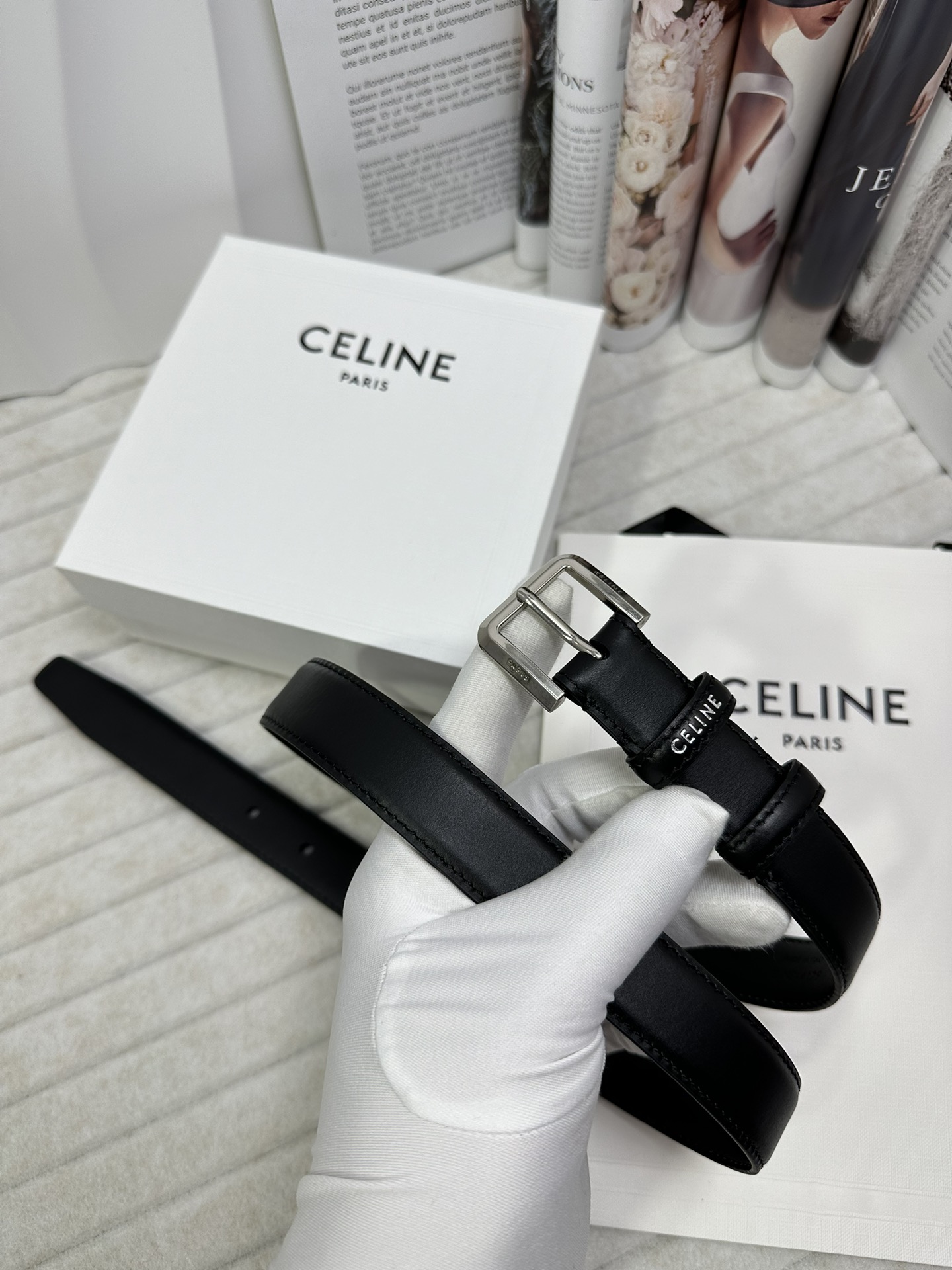 CELINE 宽度：2.5cm 带身采用双面黑色头层牛皮塞琳标志鎏银针扣