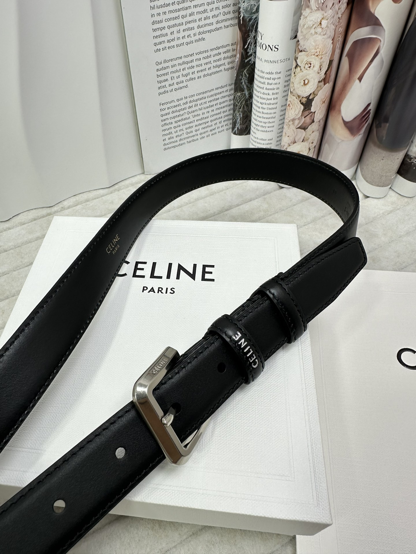 CELINE 宽度：2.5cm 带身采用双面黑色头层牛皮塞琳标志鎏银针扣