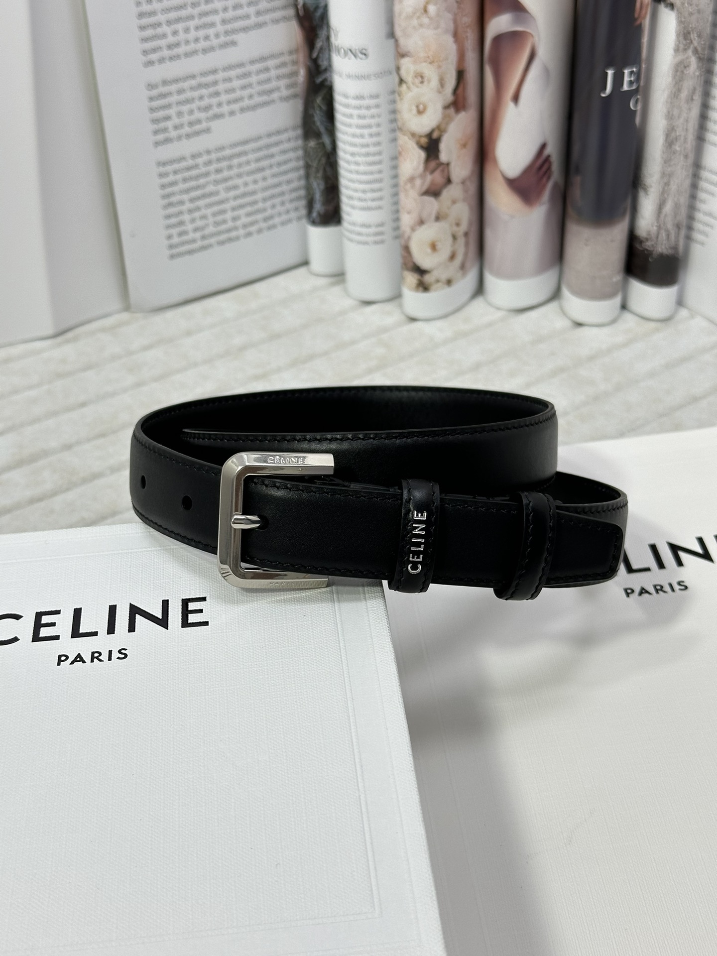 CELINE 宽度：2.5cm 带身采用双面黑色头层牛皮塞琳标志鎏银针扣