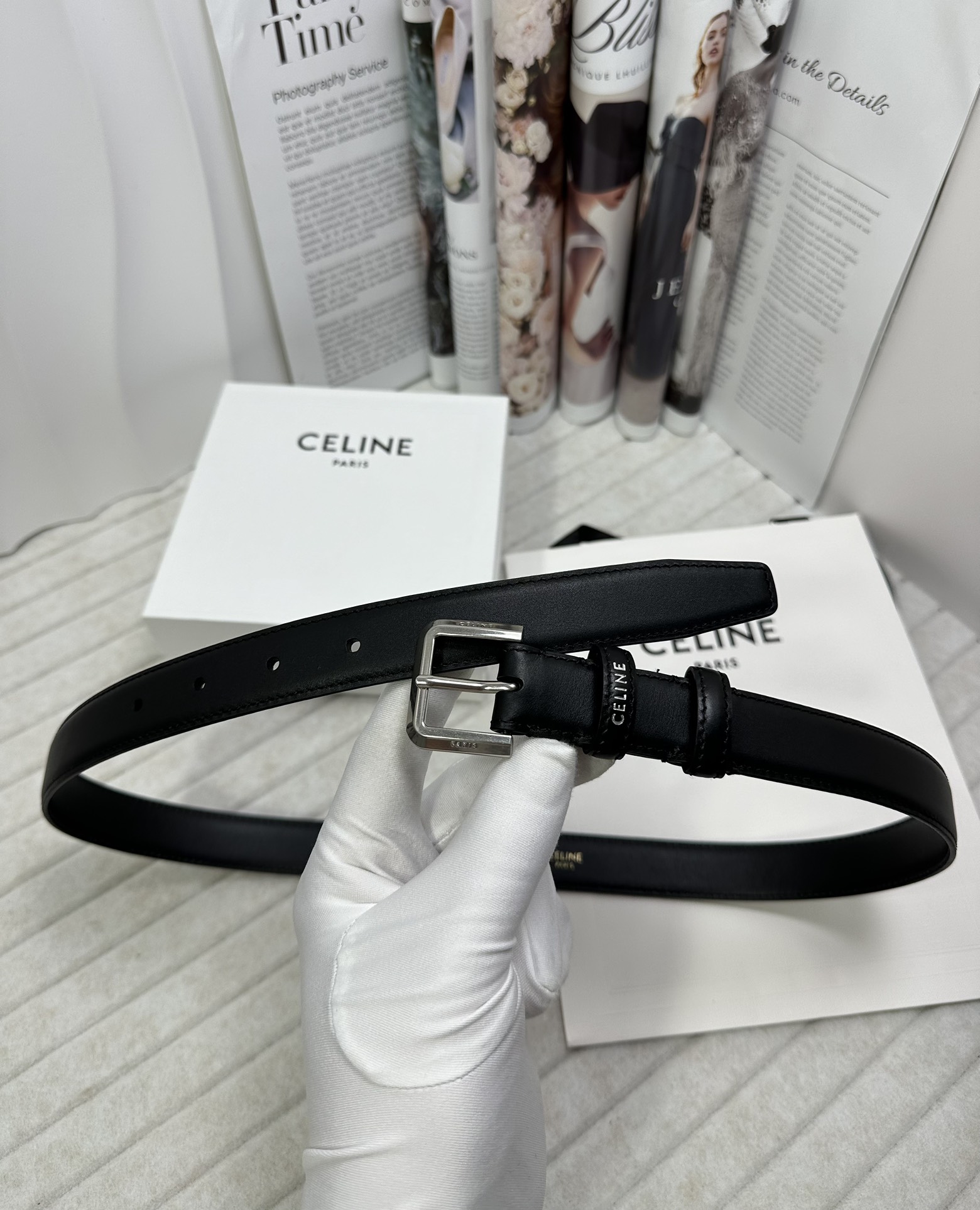 CELINE 宽度：2.5cm 带身采用双面黑色头层牛皮塞琳标志鎏银针扣