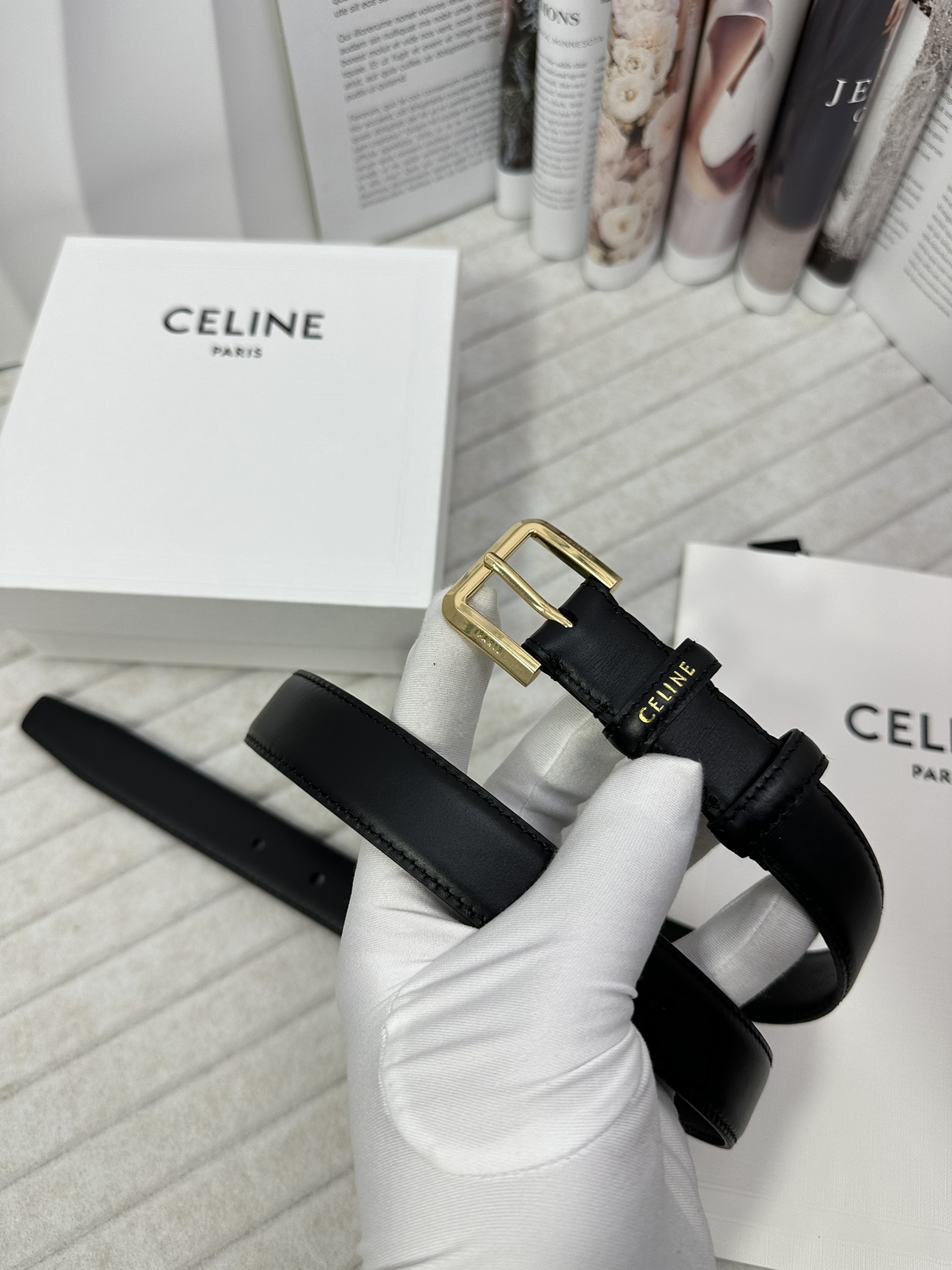 CELINE 宽度：2.5cm 带身采用双面黑色头层塞琳标志鎏金针扣