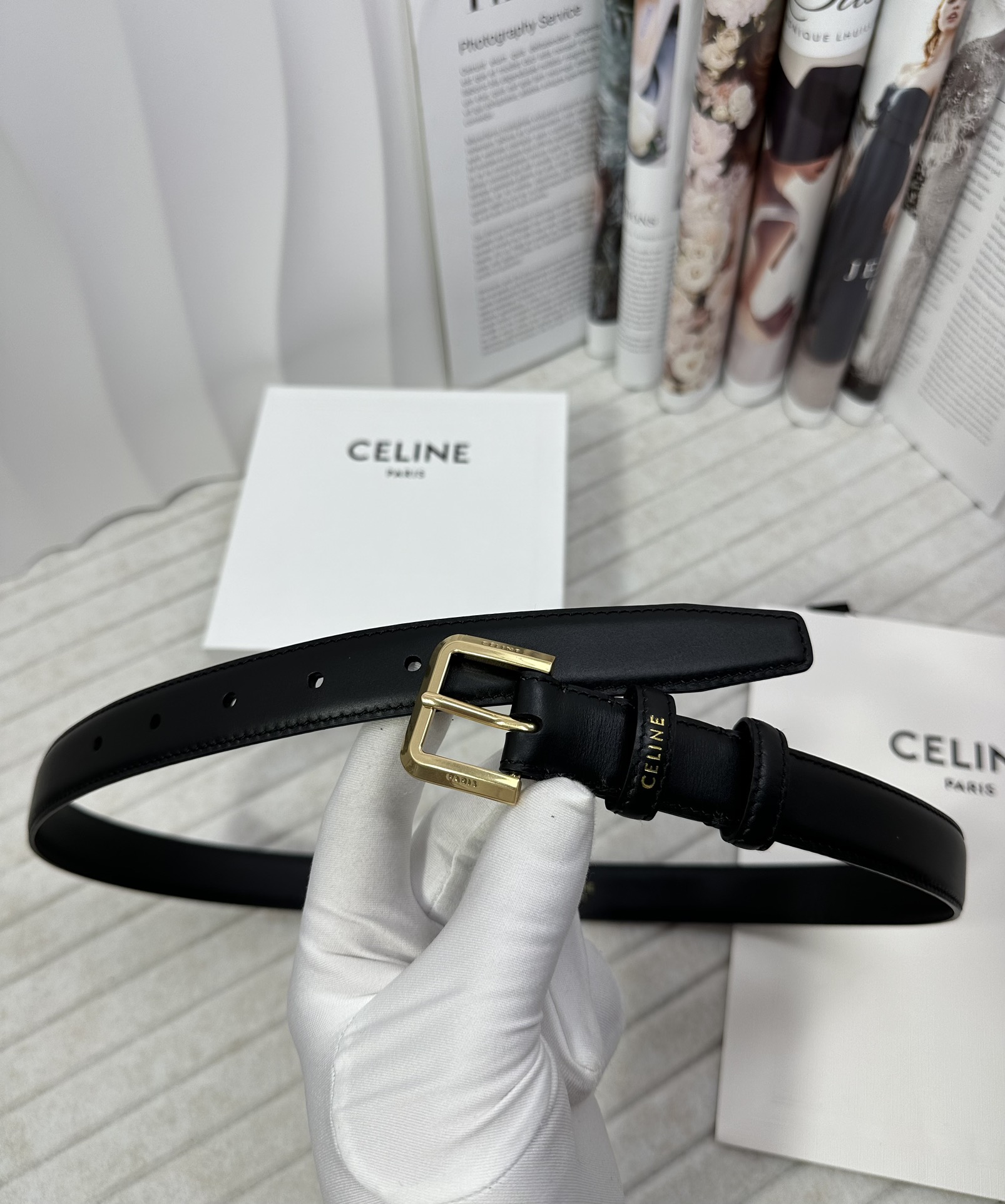 CELINE 宽度：2.5cm 带身采用双面黑色头层塞琳标志鎏金针扣