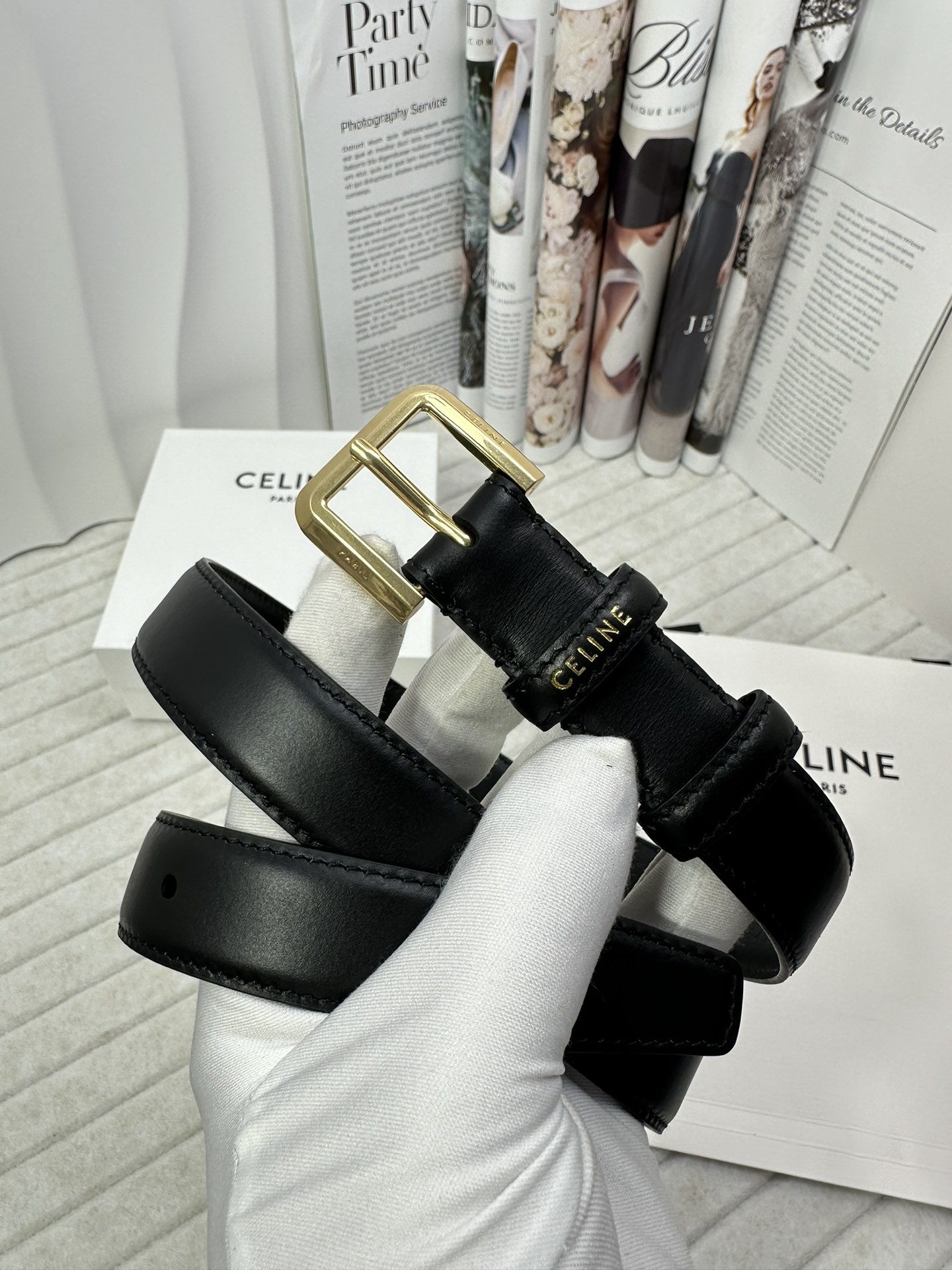 CELINE 宽度：2.5cm 带身采用双面黑色头层塞琳标志鎏金针扣