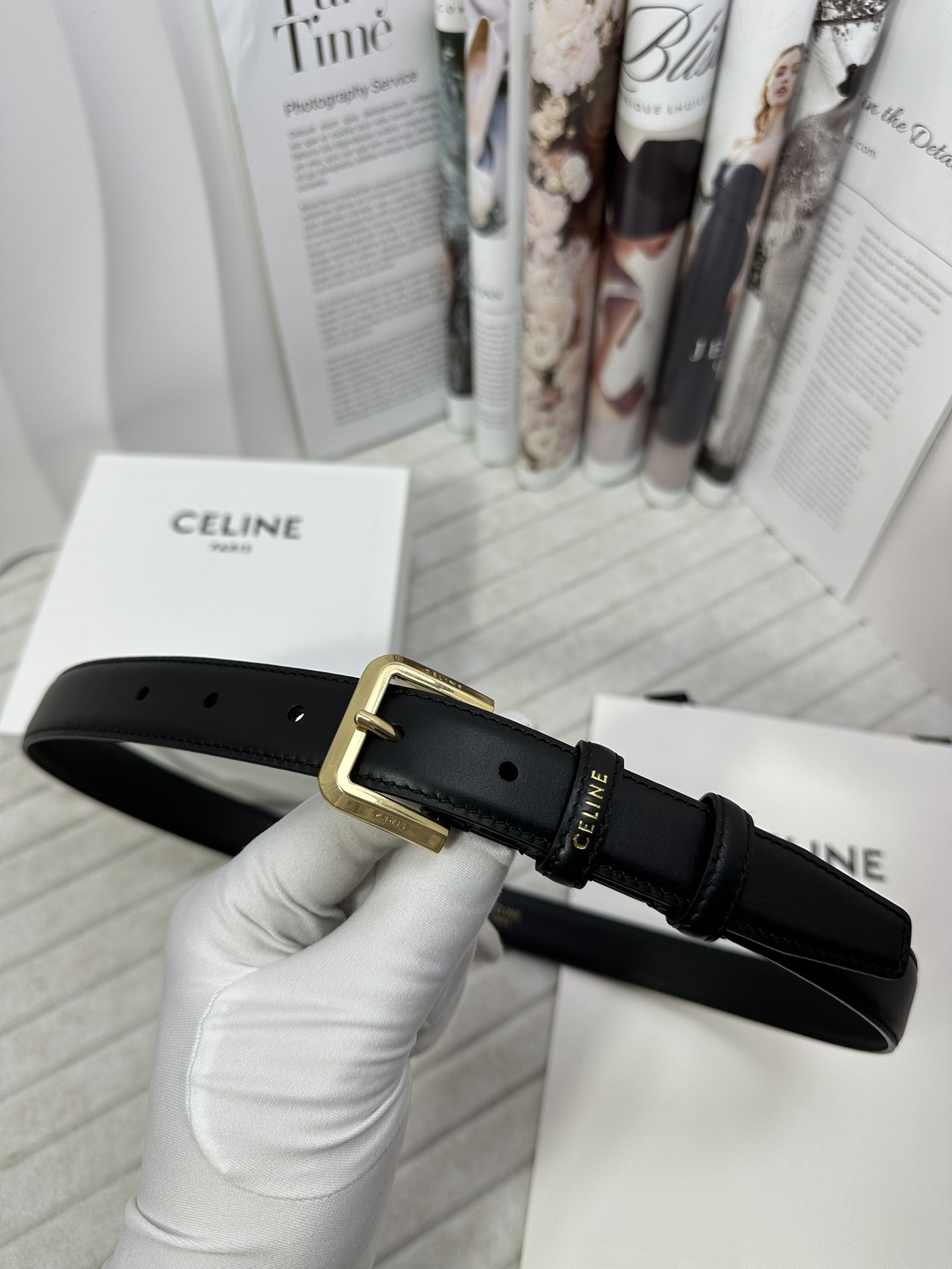 CELINE 宽度：2.5cm 带身采用双面黑色头层塞琳标志鎏金针扣