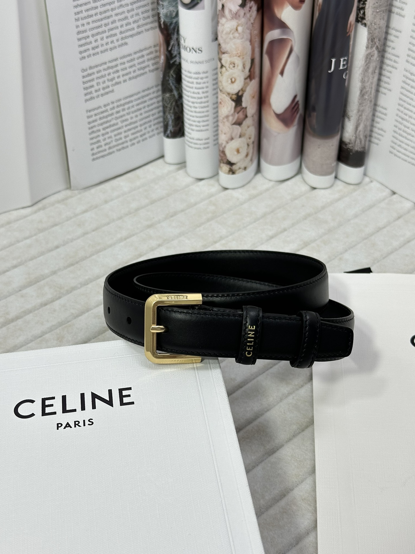 CELINE 宽度：2.5cm 带身采用双面黑色头层塞琳标志鎏金针扣