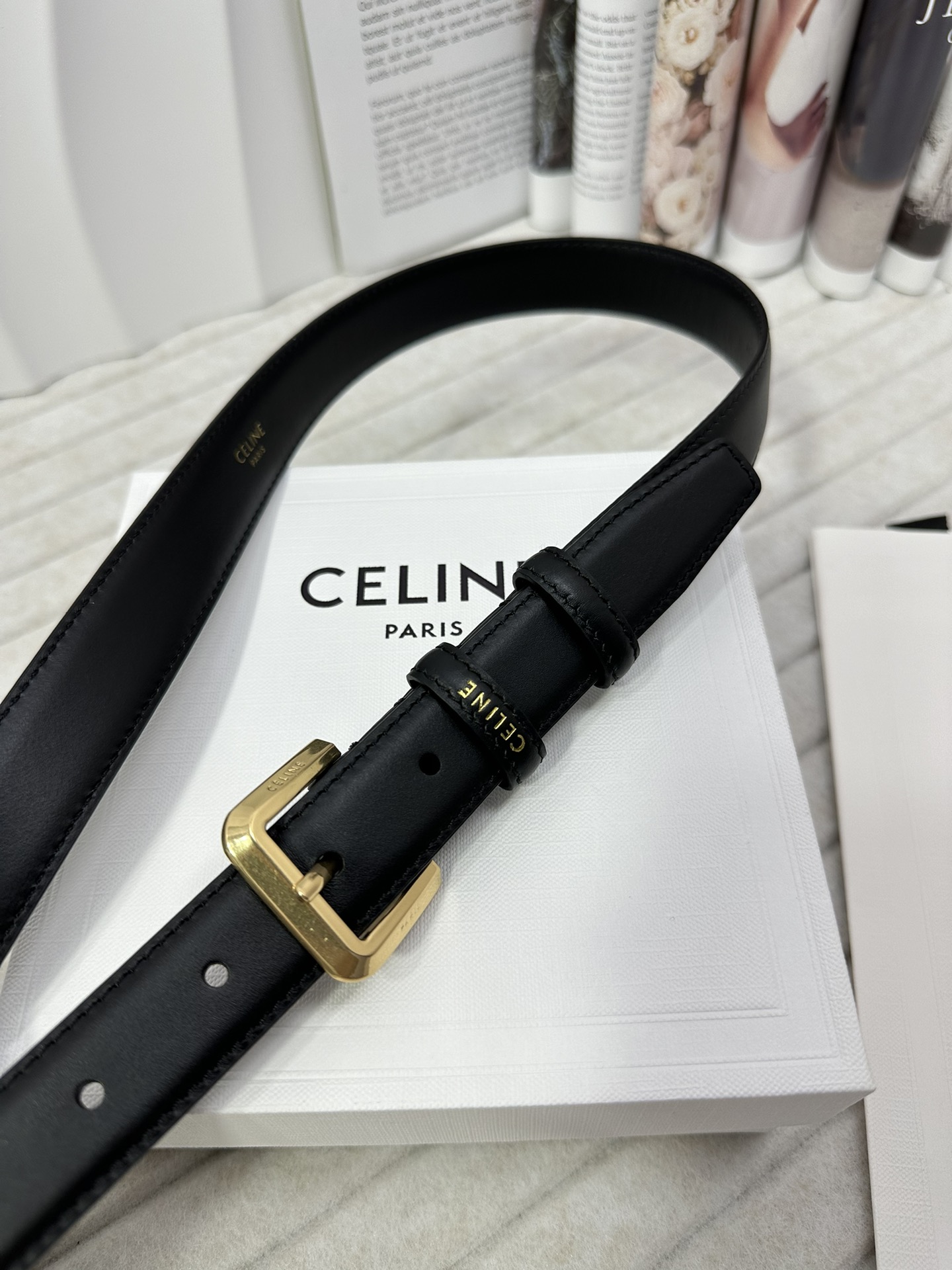 CELINE 宽度：2.5cm 带身采用双面黑色头层塞琳标志鎏金针扣