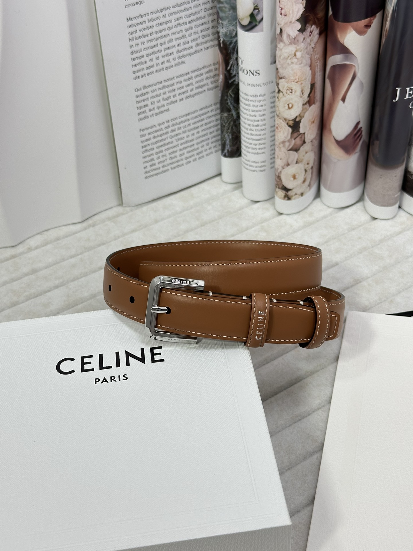 CELINE 宽度：2.5cm 带身采用双面棕色头层牛皮亮银针扣