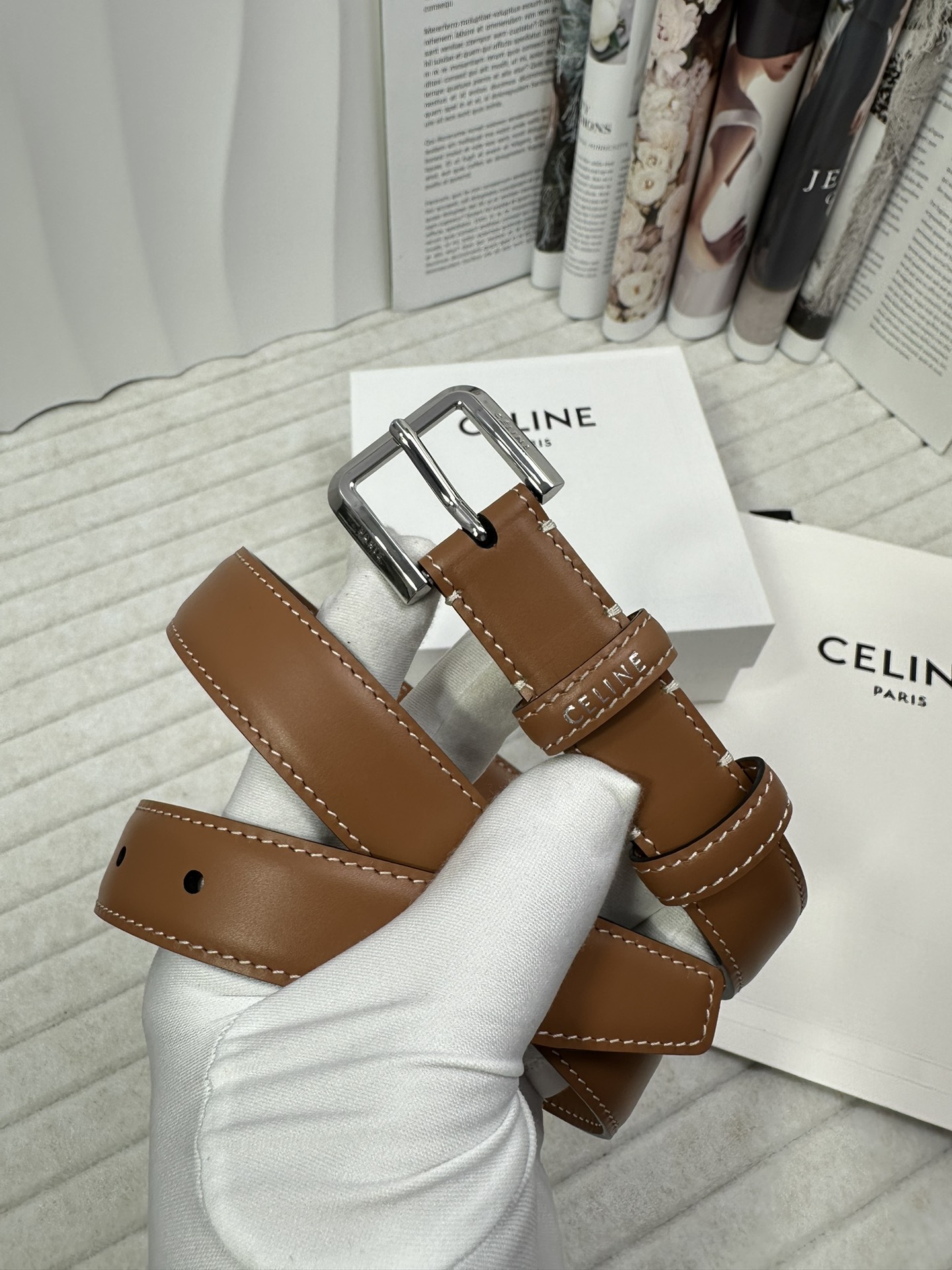 CELINE 宽度：2.5cm 带身采用双面棕色头层牛皮亮银针扣