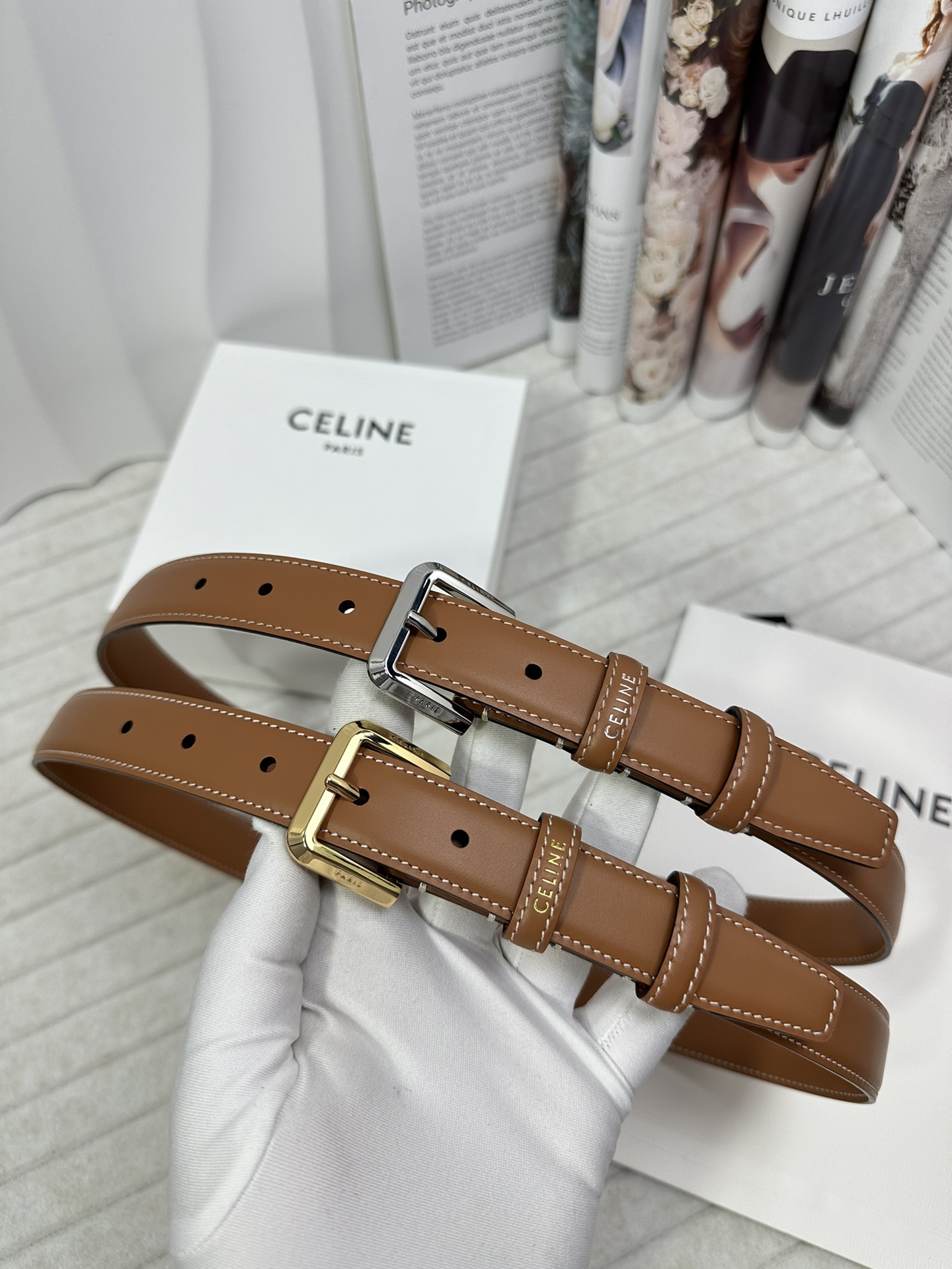 CELINE 宽度：2.5cm 带身采用双面棕色头层牛皮亮银针扣