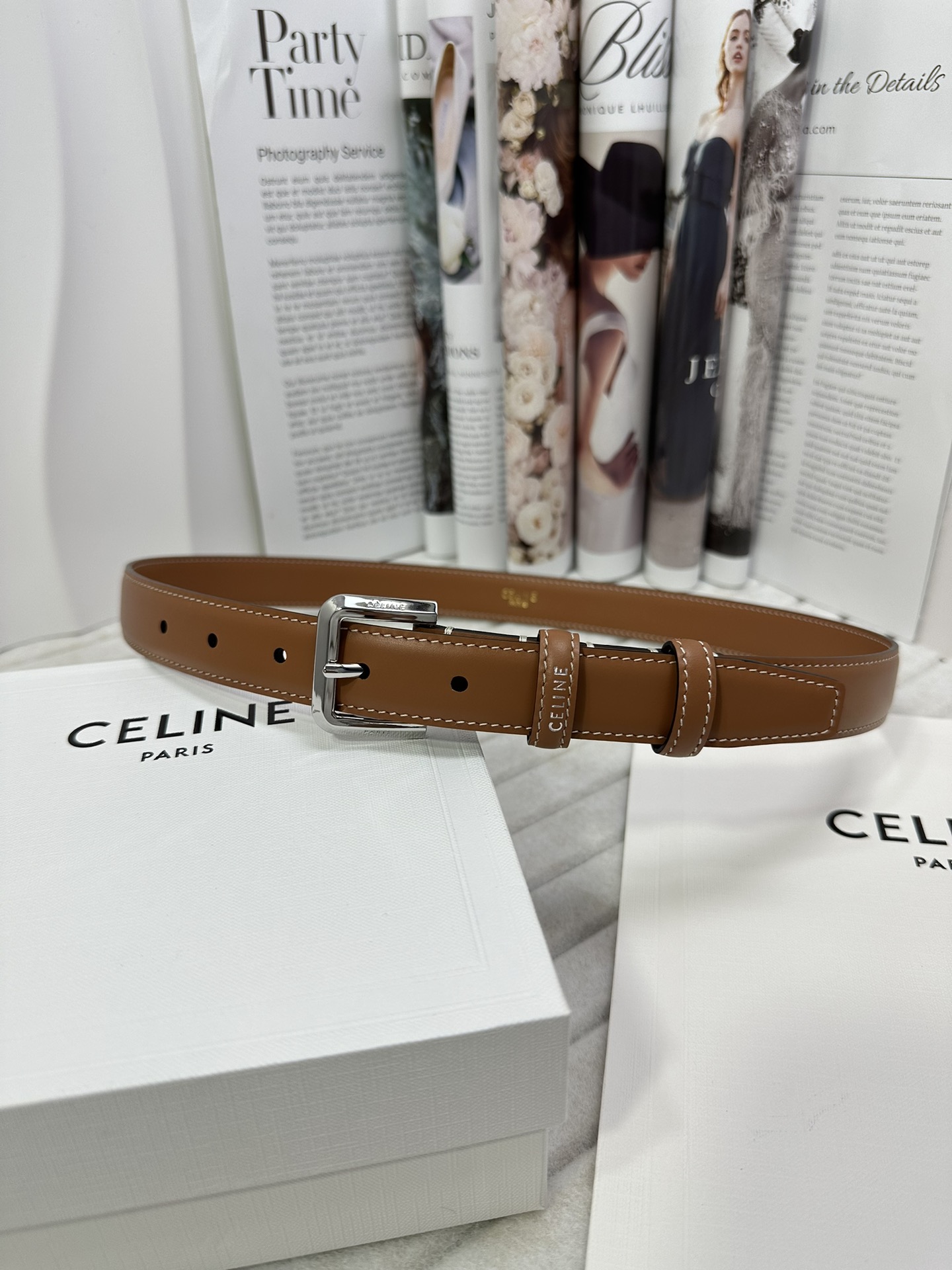 CELINE 宽度：2.5cm 带身采用双面棕色头层牛皮亮银针扣