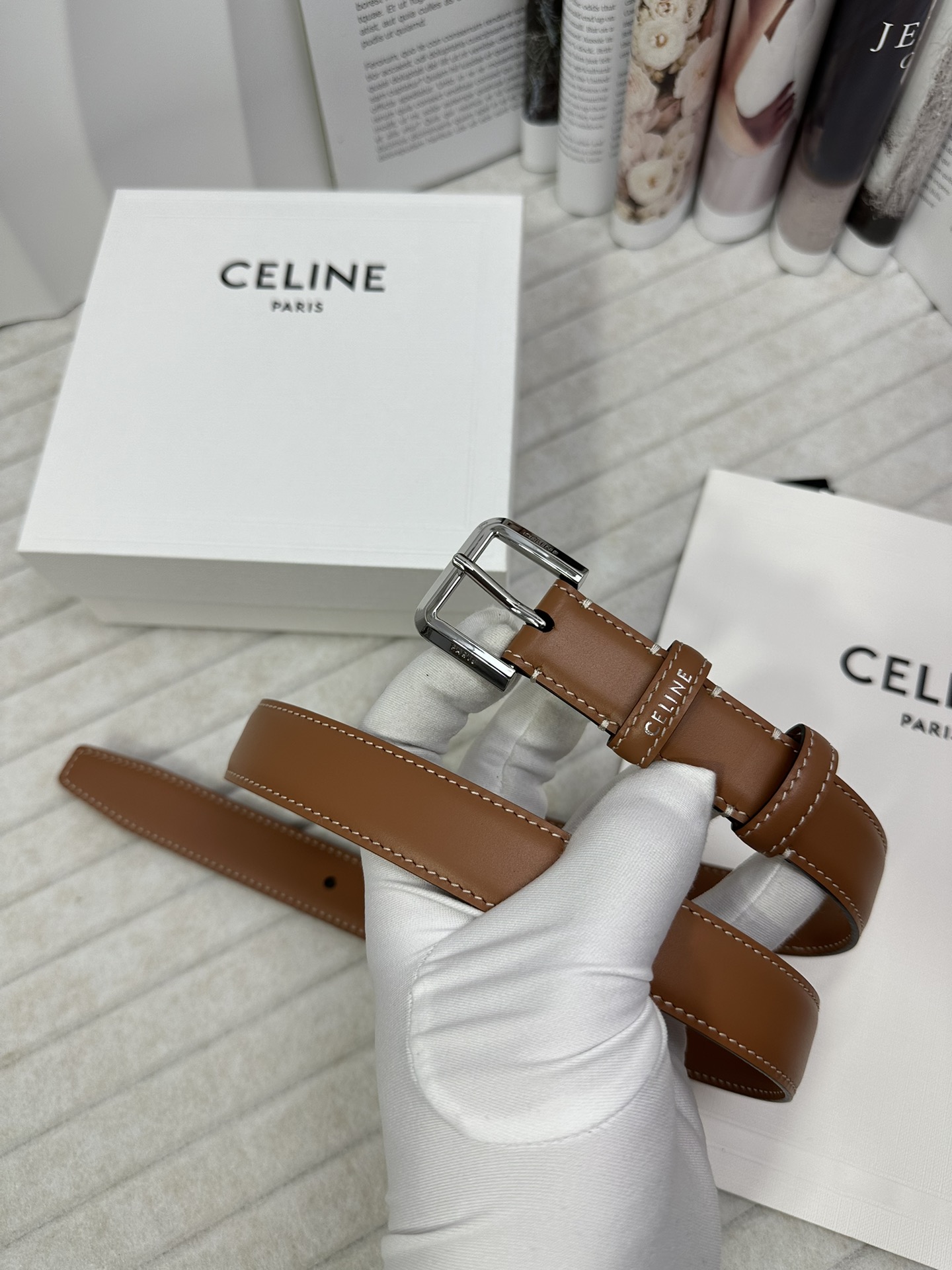 CELINE 宽度：2.5cm 带身采用双面棕色头层牛皮亮银针扣