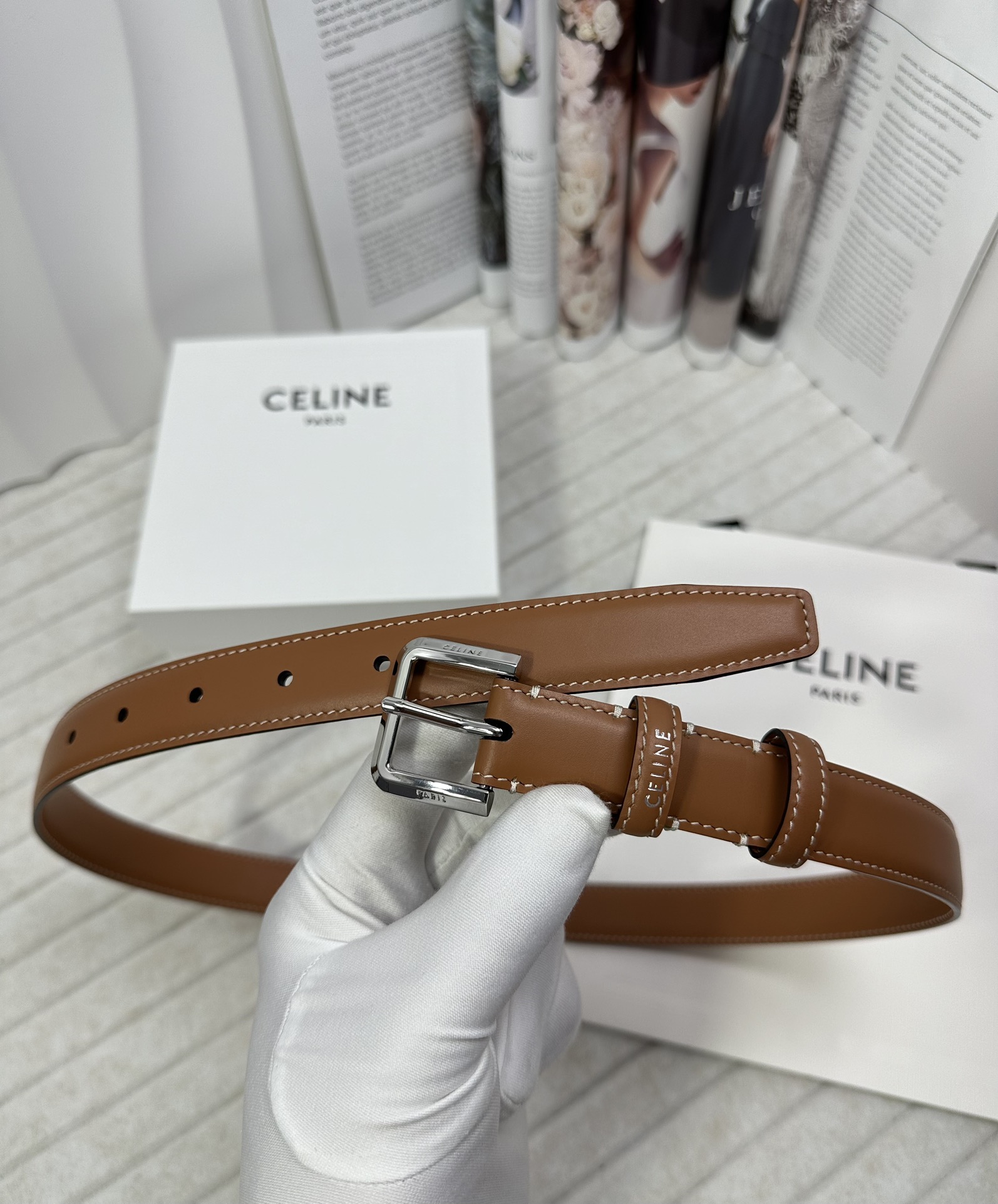 CELINE 宽度：2.5cm 带身采用双面棕色头层牛皮亮银针扣