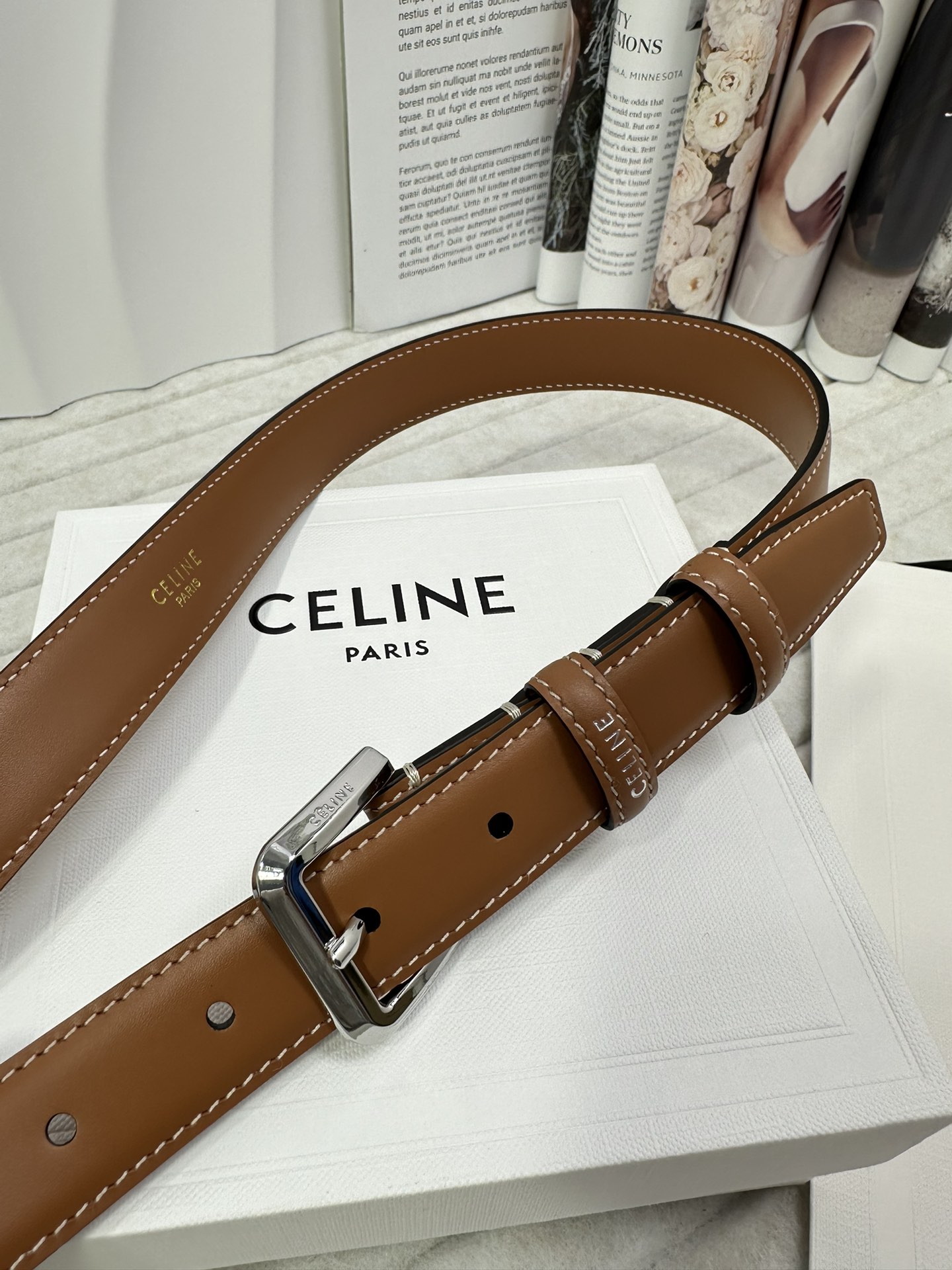 CELINE 宽度：2.5cm 带身采用双面棕色头层牛皮亮银针扣