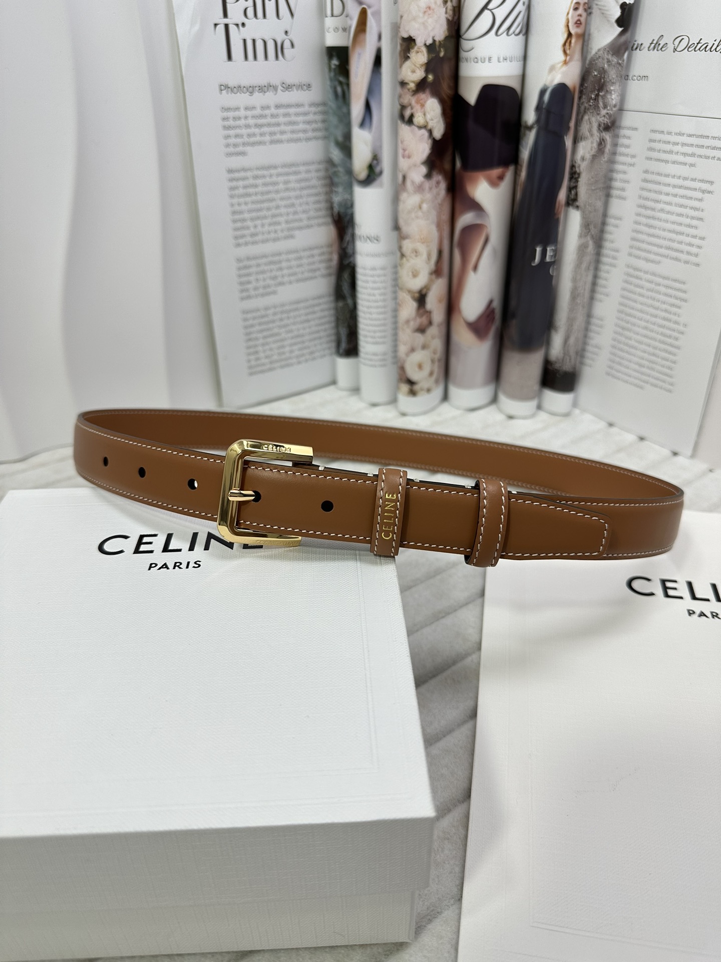 CELINE 宽度：2.5cm 带身采用双面棕色头层塞琳标志亮金针扣