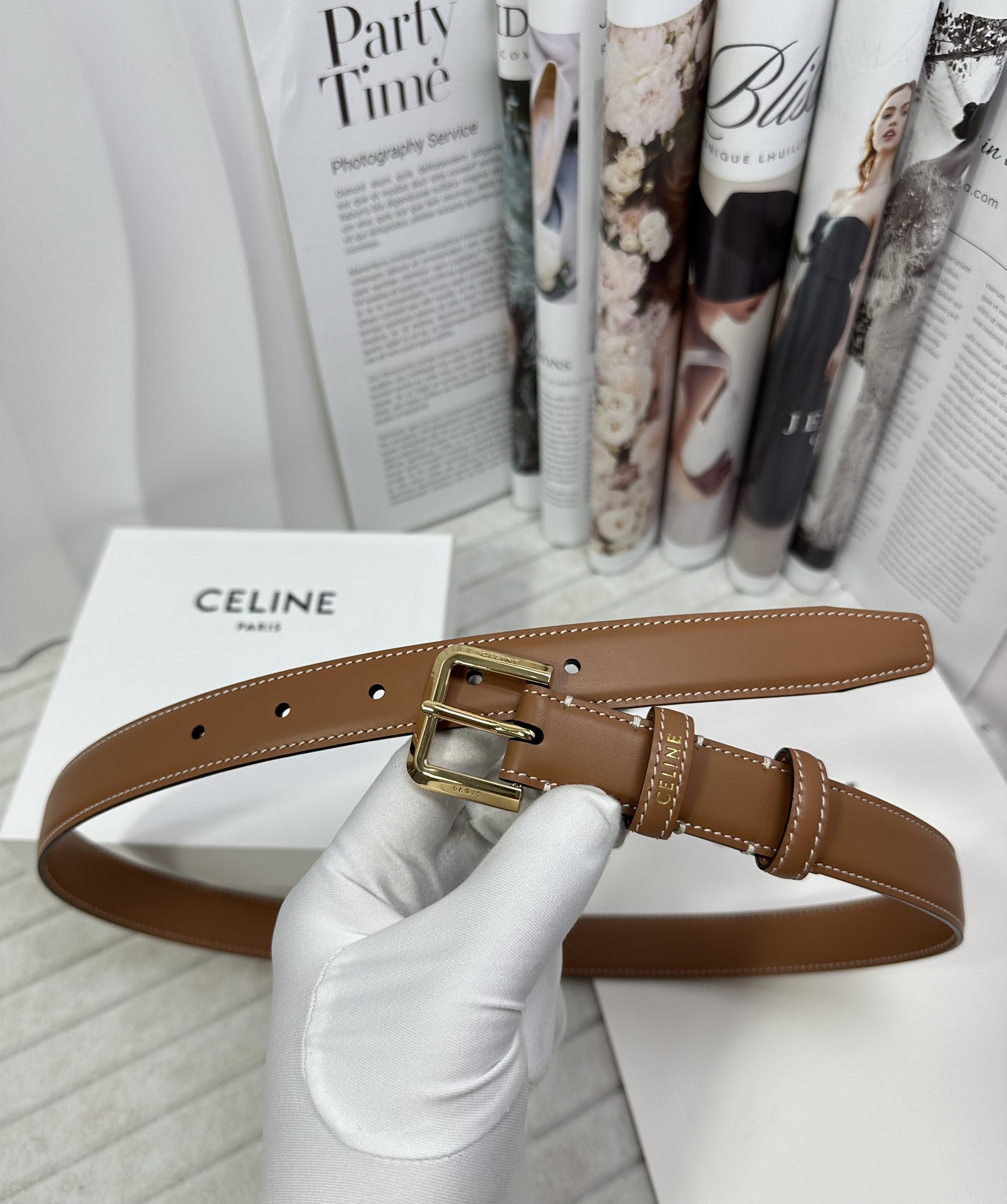 CELINE 宽度：2.5cm 带身采用双面棕色头层塞琳标志亮金针扣