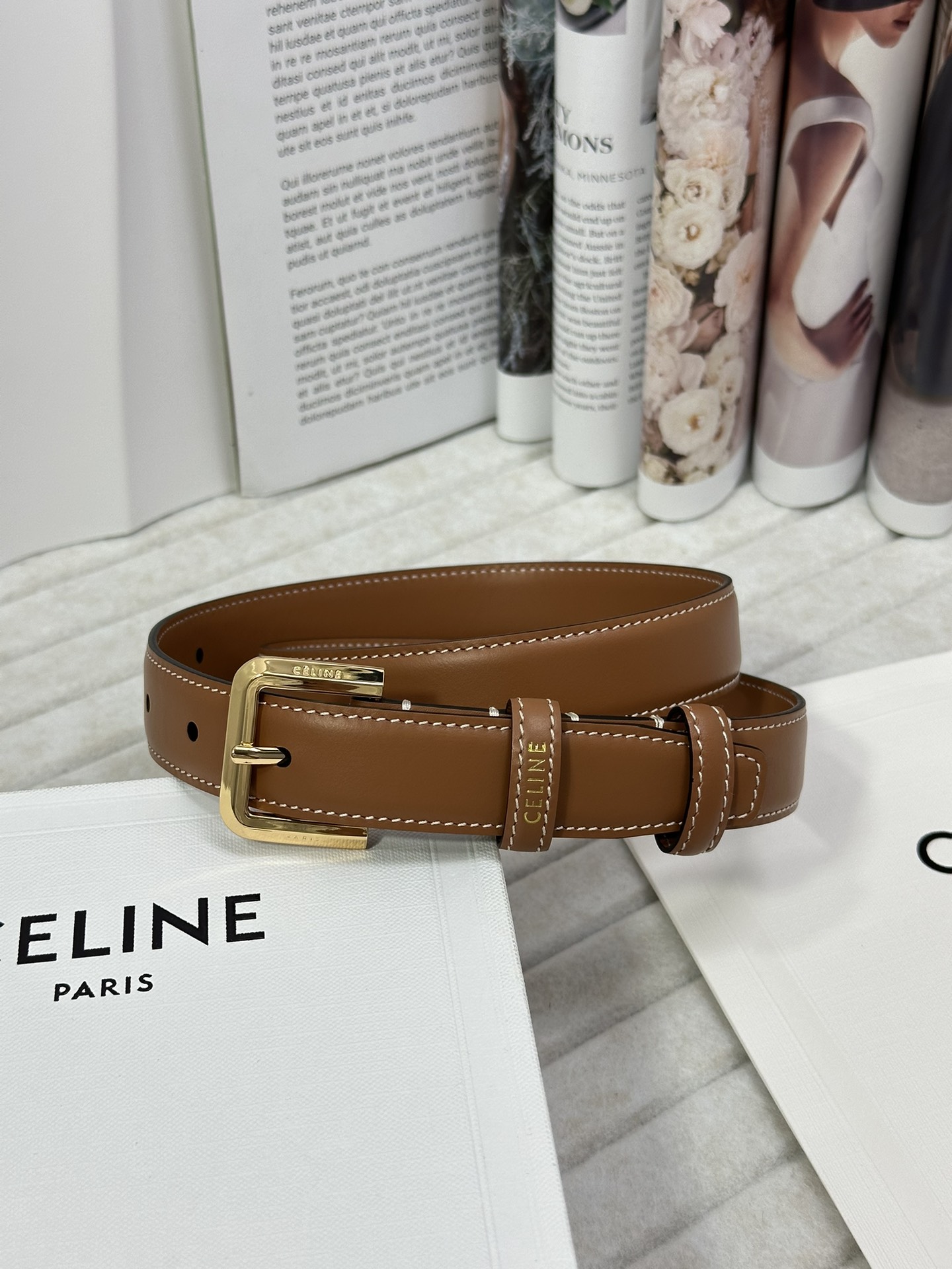 CELINE 宽度：2.5cm 带身采用双面棕色头层塞琳标志亮金针扣