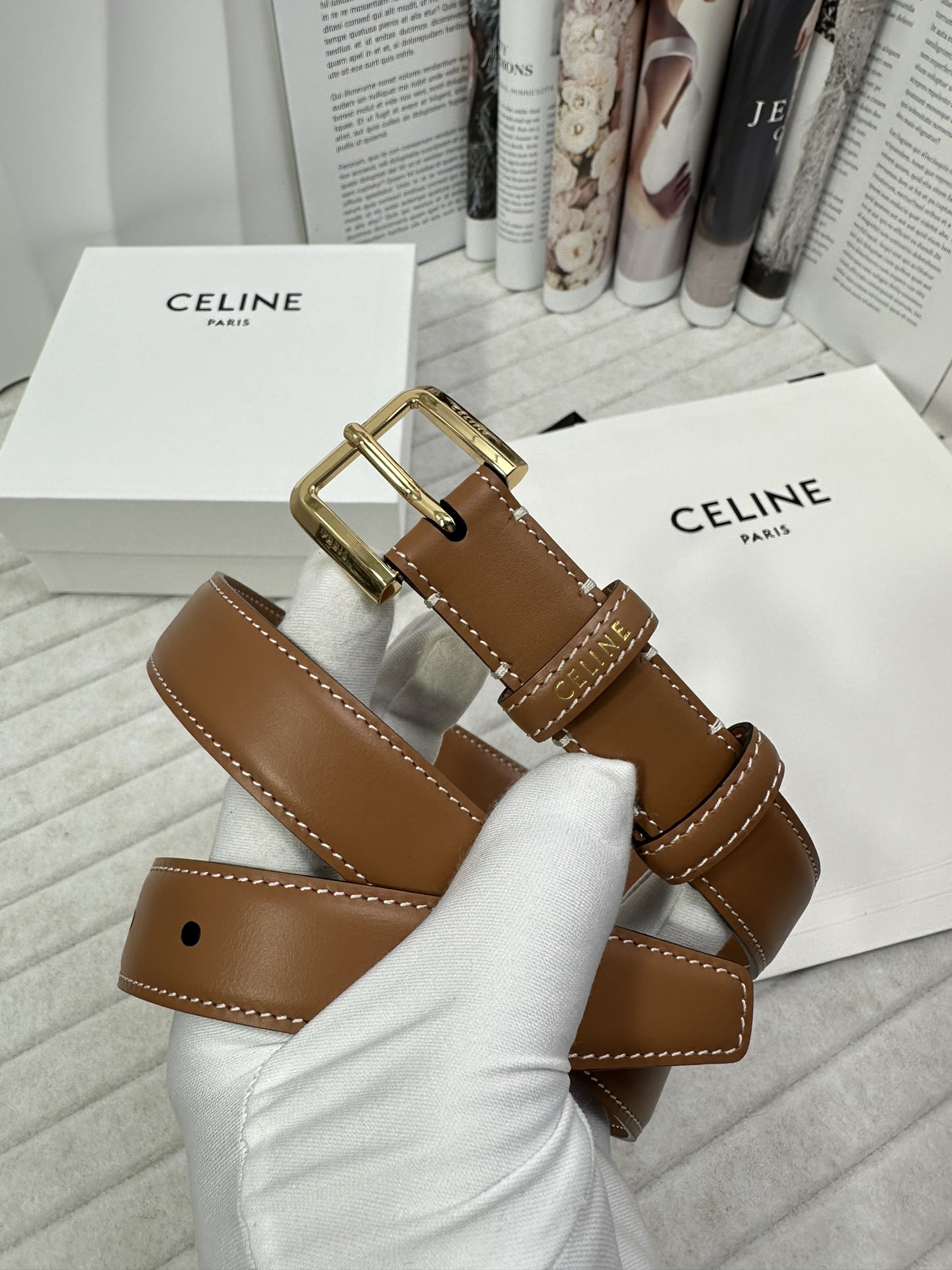 CELINE 宽度：2.5cm 带身采用双面棕色头层塞琳标志亮金针扣