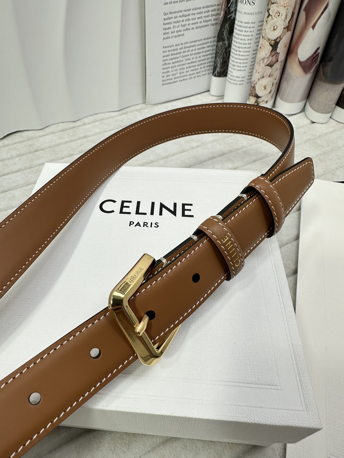 CELINE 宽度：2.5cm 带身采用双面棕色头层塞琳标志亮金针扣