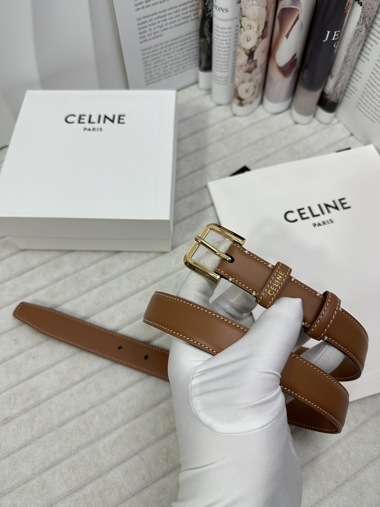 CELINE 宽度：2.5cm 带身采用双面棕色头层塞琳标志亮金针扣