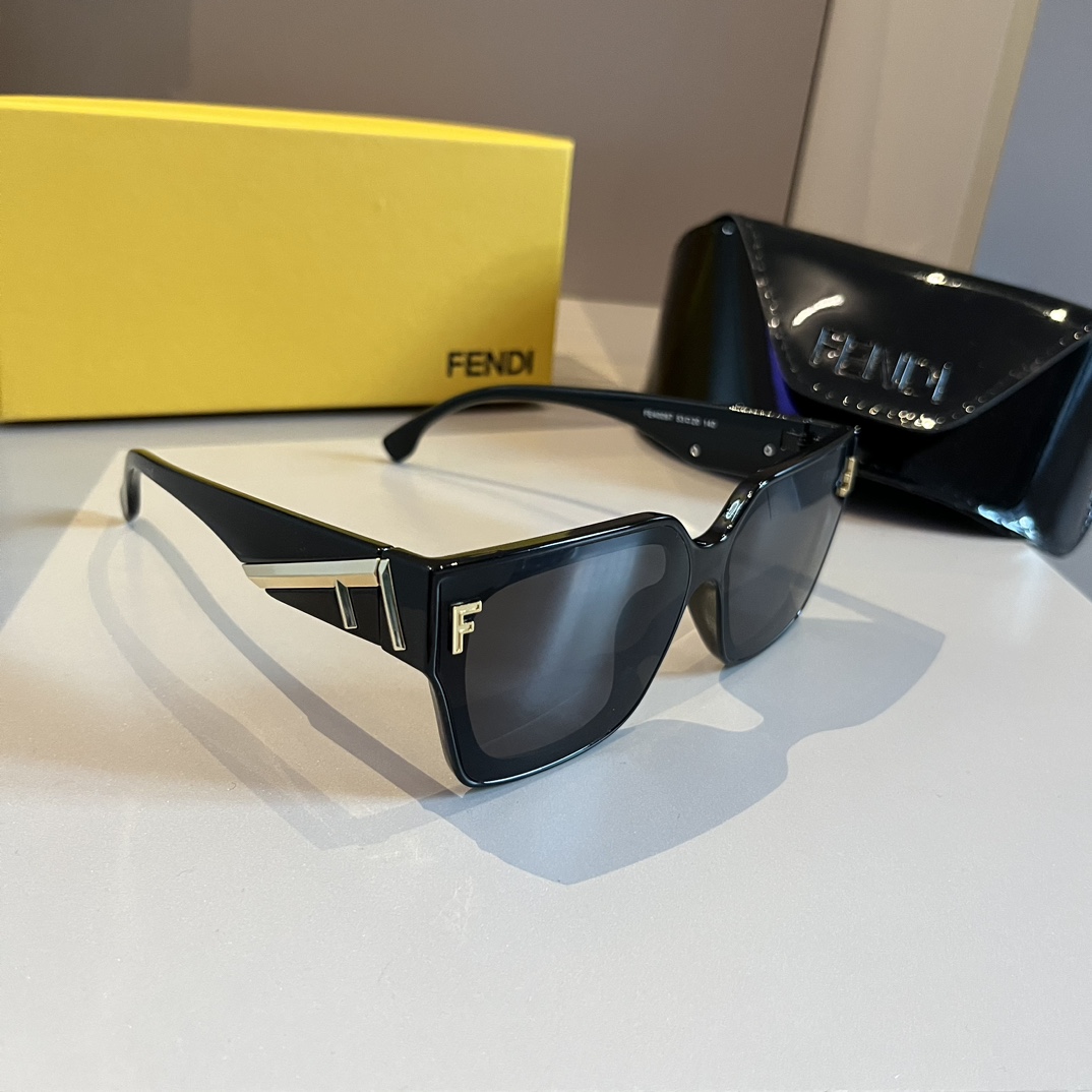 Fendi Okulary przeciwsłoneczne Czarny Unisex