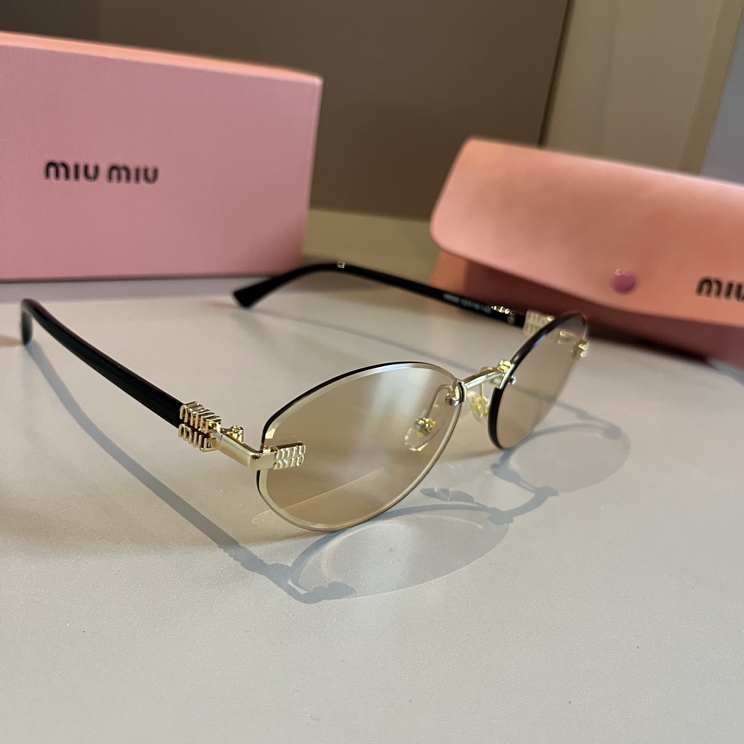 NO:241989,Miumiu Miu Chao A super exquisite metal small frame sunglasses bring her to you and you are the best girl on the street. Girls' glasses, sunglasses, glasses, miumiu19860909miumiu缪缪超A超精致的一款金属小框墨镜带上她你就是街上最 的仔 女孩眼镜墨镜太阳镜,眼镜,miumiu,glasses