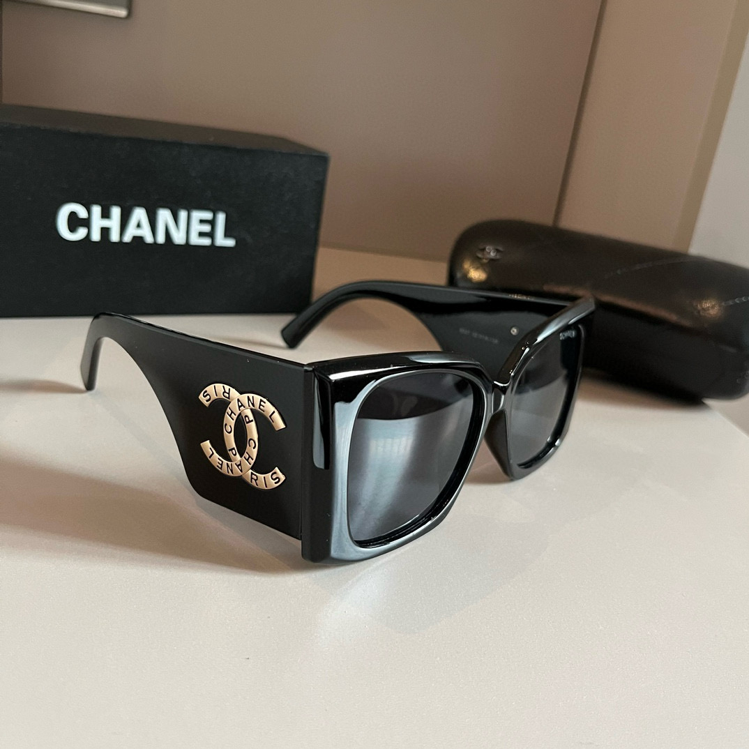 NO:242485,I love Chanel sunglasses. I really love it. The aura on my face is tightly grasped, the huge look shows that the face is small, the glasses are large and single, and the temples are just right in size, and they are light and comfortable to wear!  glasses sunglasses sunglasses, glasses, chanel, chanel19860909批 Chanel香奈儿太阳镜,真是爱了爱了,上脸那气场拿捏的死死,巨显脸小,眼镜大单一点也不重,镜腿幅度设计的刚刚好,佩戴轻盈舒适！眼镜墨镜太阳镜,眼镜,chanel,chanel,glasses