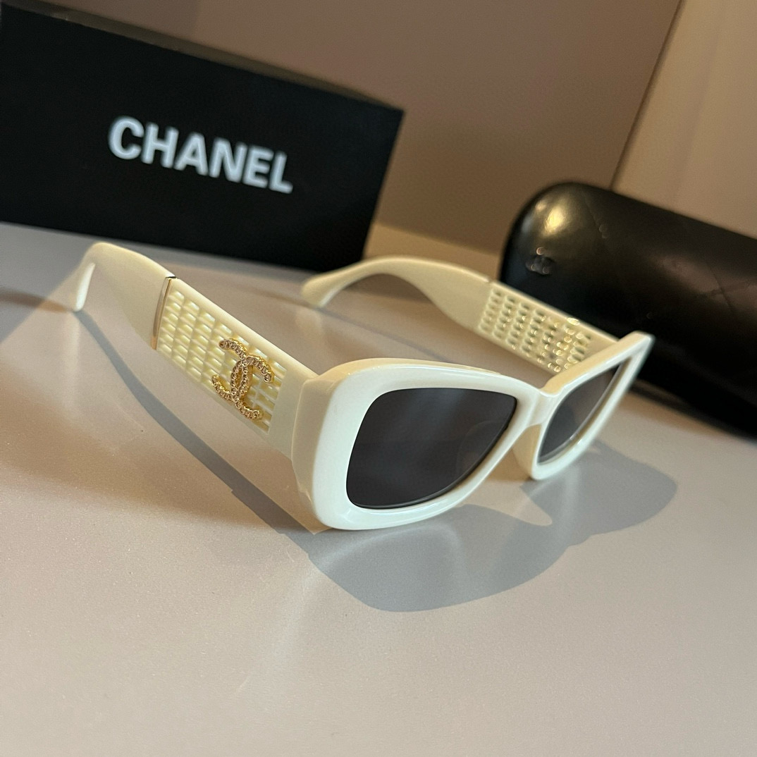 NO:242491,Chanel medieval gold logo sunglasses Vintage Chanel medieval sunglasses golden double Clogo sunglasses Xiangjia medieval sunglasses classic style. Glasses sunglasses, glasses, christian louboutin, chanel, chanel, chanel19860909Chanel中古金色logo墨镜 Vintage Chanel香奈儿中古墨镜金色双Clogo太阳眼镜 香家中古墨镜的经典款.眼镜墨镜太阳镜,眼镜,christian louboutin,chanel,chanel,chanel,glasses