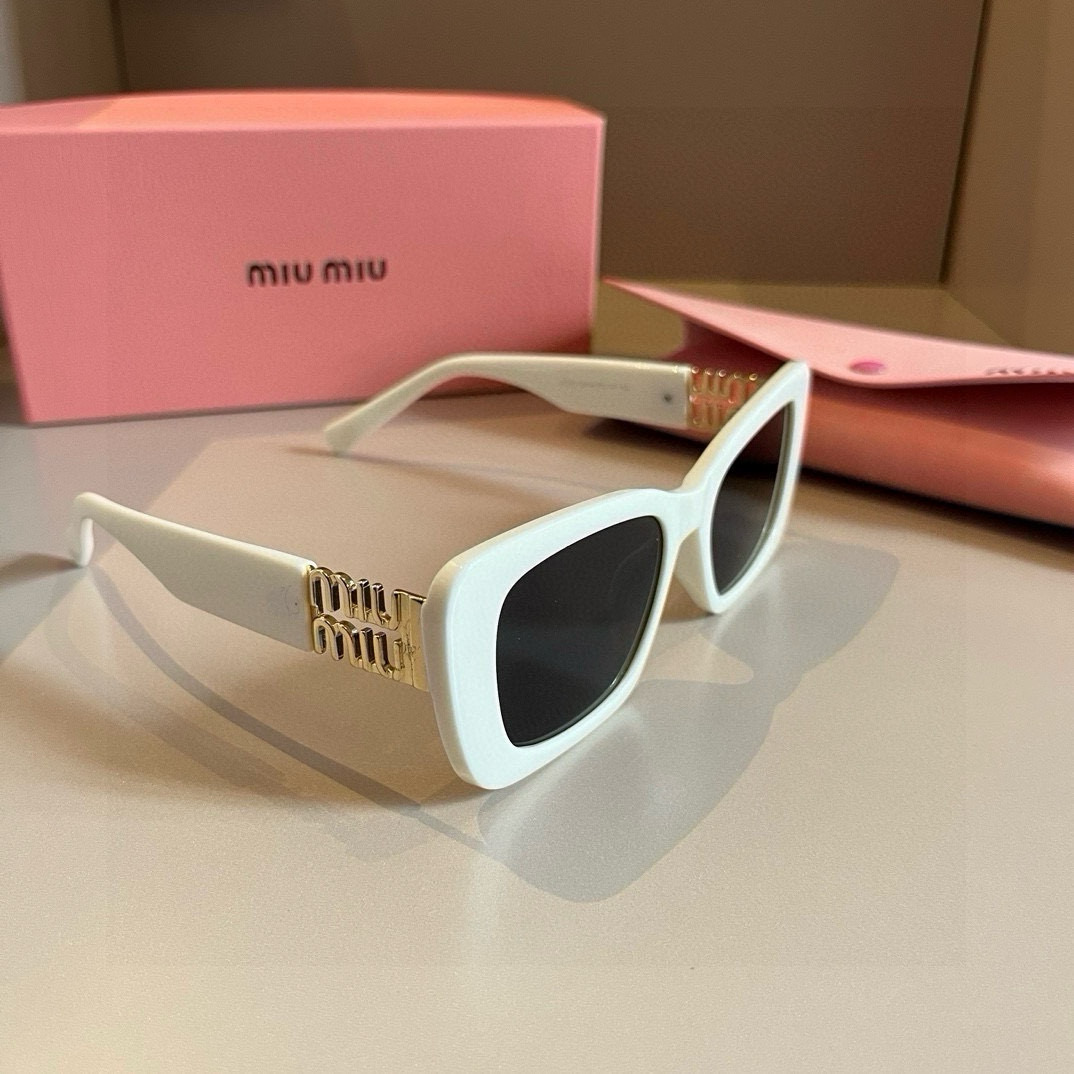 NO:242505,Miumiu sunglasses Black   gold logo is always the most perfect match. You must have summer sunglasses for traveling and patting. Use the degree of glasses sunglasses, sunglasses, glasses, miumiu19860909缪缪miumiu太阳镜 黑色 金色logo永远都是最完美的搭配.旅游拍拍拍一定要有的夏天墨镜 以做度数眼镜墨镜太阳镜,眼镜,miumiu,glasses