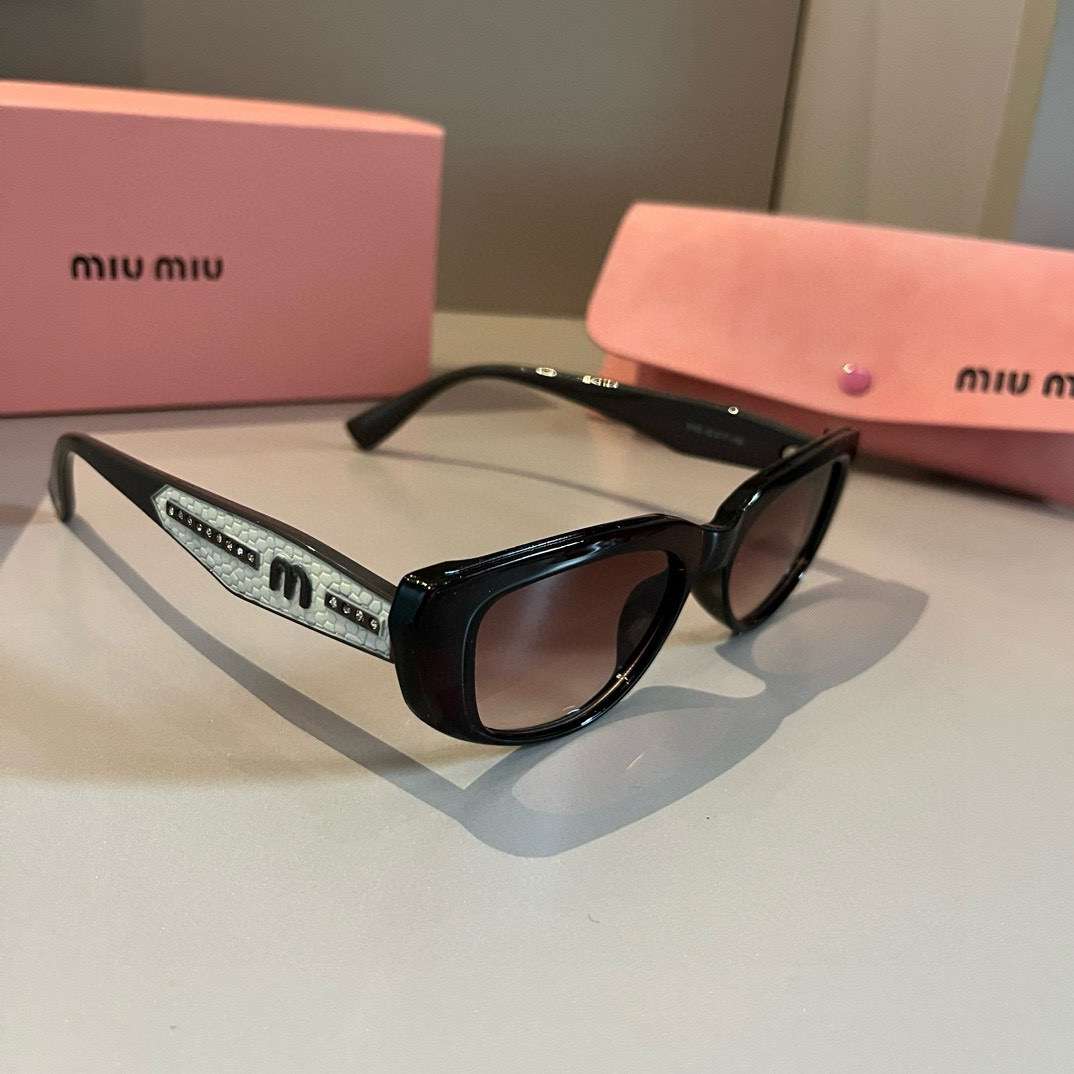 NO:242518,MiuMiu Miu cat-eyed sunglasses sweet and cool modern girl looked over and was really grasped! A very sweet and age-reducing sunglasses that hold the girl's heart hard, it can be salty or sweet! I love Jimei with diamond-shaped face and high cheekbones, glasses, sunglasses, glasses, miumiu19860909MiuMiu缪缪猫眼墨镜甜酷摩登女孩看过来 真的被拿捏了!十分甜美减龄的一款墨镜,把少女的心狠狠抓住,可盐可甜!太爱了菱形脸高颧骨的集美,眼镜墨镜太阳镜,眼镜,miumiu,glasses