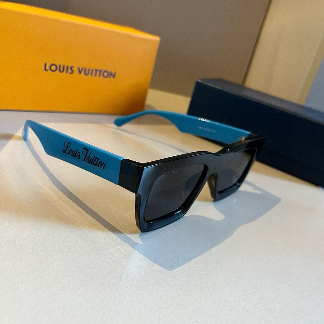 NO:243884,LV Louis Vuitton sunglasses create a sharp front frame shape, bringing an unparalleled fashion sense to wear. The ambition of triangles, intertwined in depth, has a three-dimensional sense, very brand recognition and full design sense. The simple and beautiful temple ends are all metal, without any unnecessary glasses, sunglasses, sunglasses, glasses, louis vuitton, louis vuitton19860909LV路易威登太阳墨镜 打造出锋芒毕露的前框造型 为佩戴着带来无可比拟的时尚感. 志性的三角底纹,深浅交错,极具立体感 极具品牌辨识度,设计感十足. 简洁漂亮的镜腿末端全金属收尾, 没有一丝的多余 眼镜墨镜太阳镜,眼镜,louis vuitton,louis vuitton,glasses