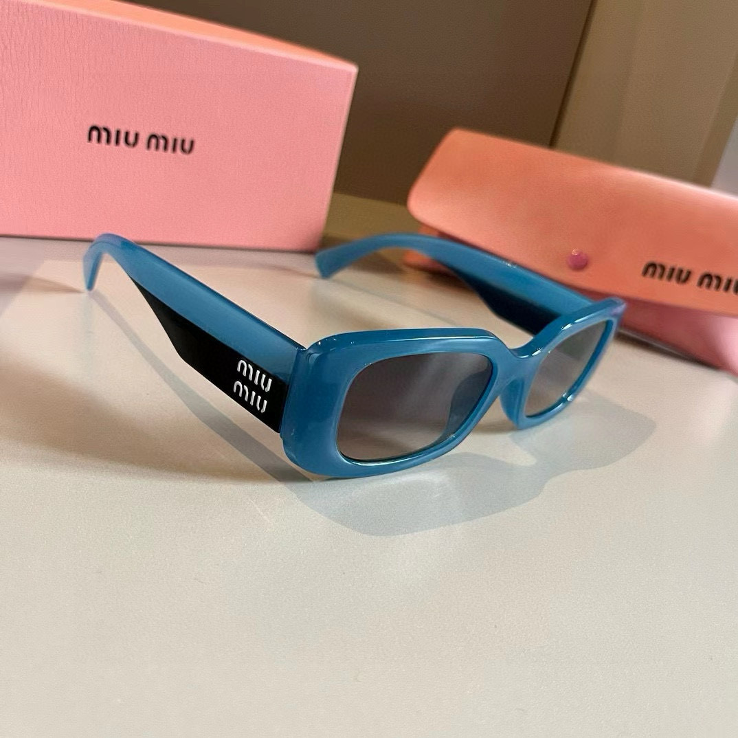 NO:243896,Miumiu sunglasses black and white logos are always the most perfect match. You must have summer sunglasses, glasses, sunglasses, glasses, miumiu19860909缪缪miumiu太阳镜 黑白配logo永远都是最完美的搭配.旅游拍拍拍一定要有的夏天墨镜眼镜墨镜太阳镜,眼镜,miumiu,glasses