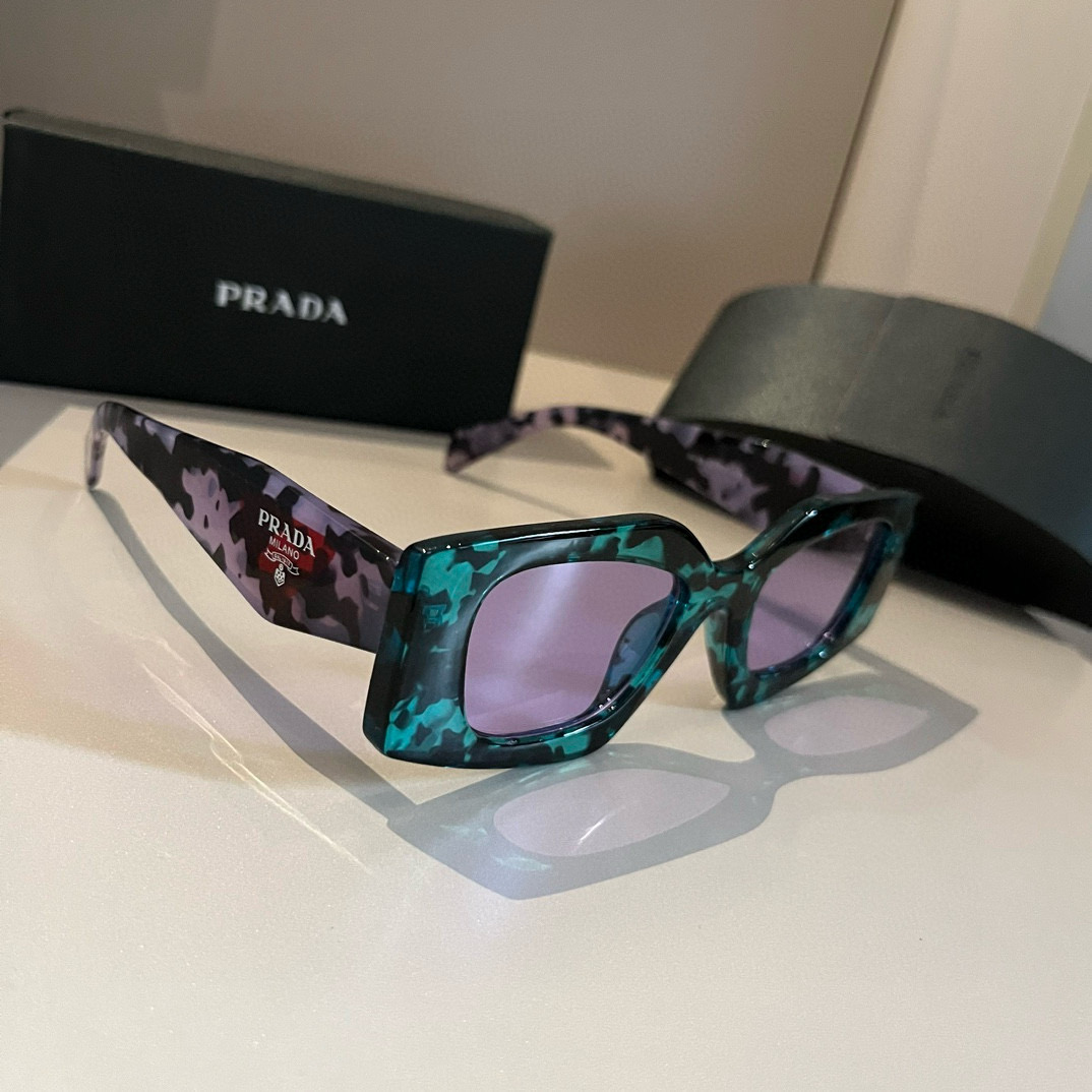 NO:245059,Prada Prada, Sweet Sister Cat Eye Sunglasses, Many celebrities have the same cool and spicy sunglasses, Ins bloggers have the same size: Prismatic cat eye style, but the width is quite wide to cover the cheekbones, sunglasses, sunglasses, prada, prada19860909Prada普拉达 拽姐猫眼墨镜 众多明星同款酷辣墨镜 Ins博主同款款号:棱形猫眼款 但是宽度还挺宽可以遮住颧骨眼镜墨镜太阳镜,眼镜,prada,prada,glasses