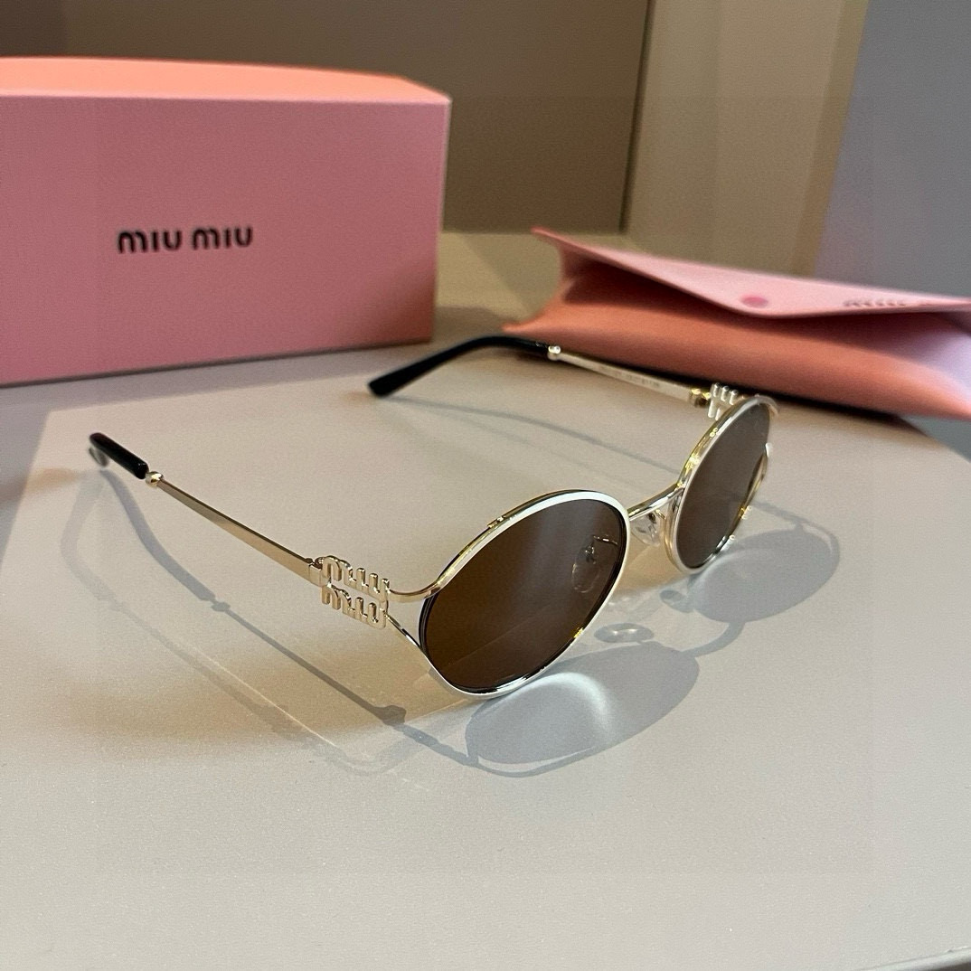 NO:245071,Miumiu Miu Chao A super exquisite metal small frame sunglasses bring her to you and you are the best girl on the street. Girls' glasses, sunglasses, glasses, miumiu19860909miumiu缪缪超A超精致的一款金属小框墨镜带上她你就是街上最 的仔 女孩眼镜墨镜太阳镜,眼镜,miumiu,glasses