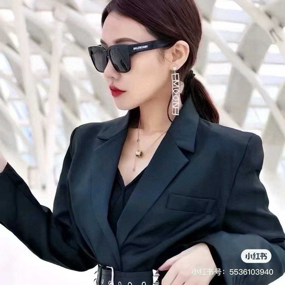 NO:245015,Balenciaga Super beautiful Balenciaga glasses No gender distinction, pure and cool, minimalist and large square frame, very modified face shape, simple and simple Balenciaga LOGO on the side creates a 100% high-end feeling Ultra-thin sheets reduce the weight of the frame, excellent comfort on the face #Sunglasses Recommended #Sunglasses #Glasses without sunglasses and no doors to go out, sunglasses, glasses, balenciaga19860909巴黎世家 超好看的巴黎世家眼镜 无性别区分,纯欲酷飒 极简大方框,非常修饰脸型 侧面点缀简约巴黎世家LOGO打造百分百高级感 超薄板材减轻镜架重量,上脸舒适度极佳 #墨镜推荐 #太阳镜 #无墨镜不出门眼镜墨镜太阳镜,眼镜,balenciaga,glasses