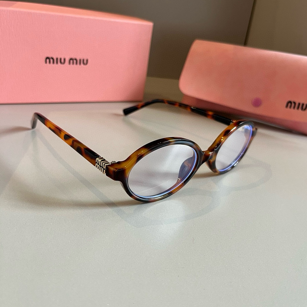 NO:245033,Styling tool Miumiu new retro small oval frame sunglasses retro small oval frame. Fashionable and stylish styling tool The design of the frame and temples has a strong sense of line on the side hollow letter logo adds a delicate feeling of glasses sunglasses, glasses, miumiu19860909造型利器 miumiu新款复古小椭圆框墨镜复古小椭圆框.时髦有型 造型利器 镜框和镜腿的设计线条感很强侧面镂空字母logo增添了精致感眼镜墨镜太阳镜,眼镜,miumiu,glasses