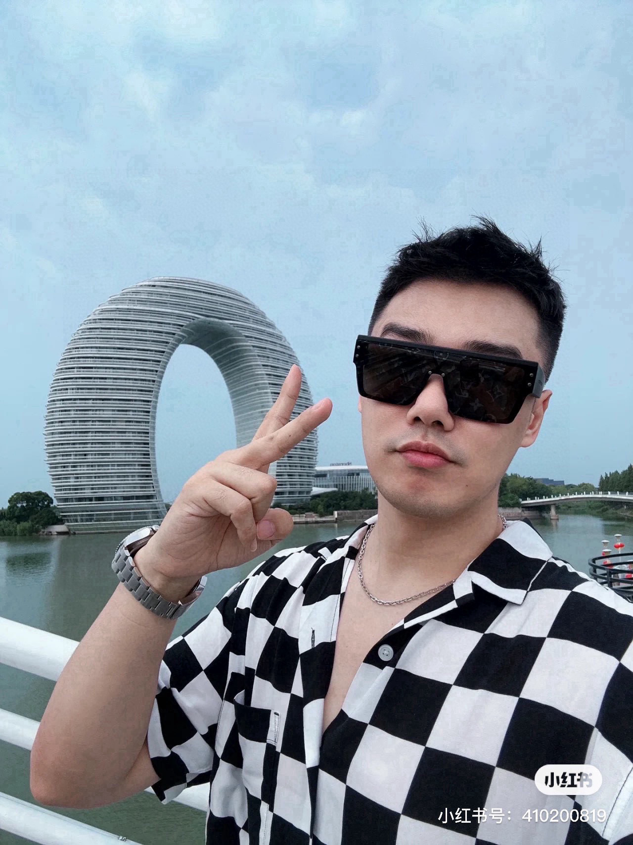 NO:245037,LV those sunglasses that are full of aura of big shots. Louis Vuitton's sunglasses are completely colored and designed. They are all specially customized for big shots. #v sunglasses. Wear direct business empire new president. Who knows my sister's best friend wears glasses. Sunglasses. Sunglasses. Sunglasses. Louis vuitton. Louis vuitton. Louis vuitton.19860909LV那些戴上大佬气场全开的太阳镜 Louis Vuitton路易威登的太阳镜配色和设计完完全 全是专门给大佬们定制的吧#v墨镜 戴上直接商业帝国新总裁 谁懂我的拽姐闺蜜戴了死拽死拽的眼镜墨镜太阳镜,眼镜,louis vuitton,louis vuitton,louis vuitton,glasses