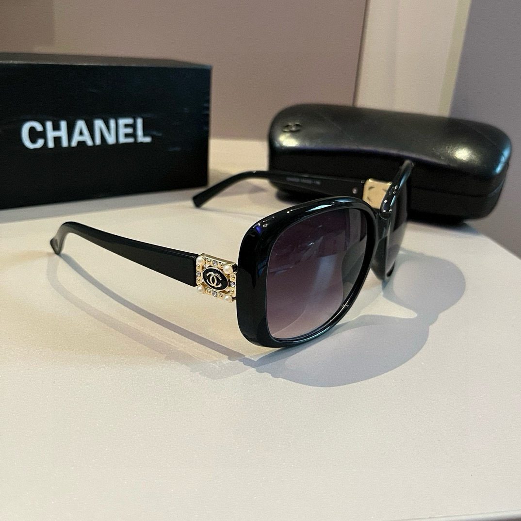 NO:247667,I love Chanel sunglasses. I really love it. The aura on my face is tightly grasped, the huge look shows that the face is small, the glasses are large and single, and the temples are just right in size, and they are light and comfortable to wear!  glasses sunglasses sunglasses, glasses, chanel, chanel19860909批 Chanel香奈儿太阳镜,真是爱了爱了,上脸那气场拿捏的死死,巨显脸小,眼镜大单一点也不重,镜腿幅度设计的刚刚好,佩戴轻盈舒适！眼镜墨镜太阳镜,眼镜,chanel,chanel,glasses