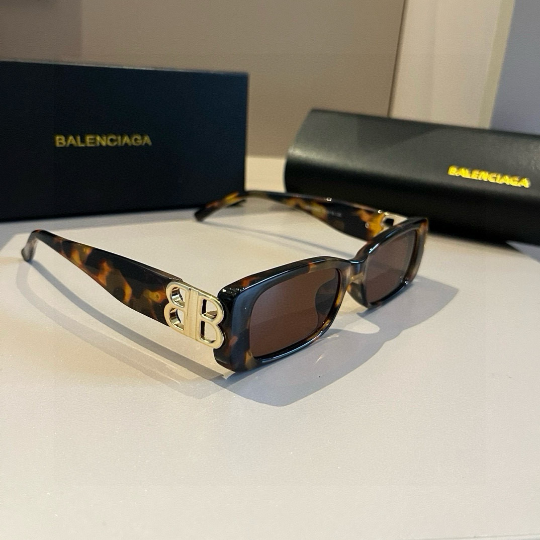 NO:247675,balenciaga Balenciaga You are the only one with female celebrities. This pair of BALENCIAGA sunglasses is really cool~ Many fashion bloggers and internet celebrities have the same black and gold color combination, and they are all high-end. They are OK with any clothes. The double blog on the side is a big feature. The retro flat frame and leaf shape are worn on the shape of female celebrities in seconds. And! Very light! It is very comfortable to wear glasses, sunglasses, glasses, balenciaga, balenciaga, balenciaga19860909balenciaga 巴黎世家 你和女明星只差这副BALENCIAGA墨镜 这副真的太酷啦~ 好多时尚博主和网红的同款黑金配色一整个高级住了搭配任何衣服都ok 侧面的双Blogo是一大特点复古扁框叶形戴上秒变女明星而且!非常的轻!佩戴很舒服哦眼镜墨镜太阳镜,眼镜,balenciaga,balenciaga,glasses