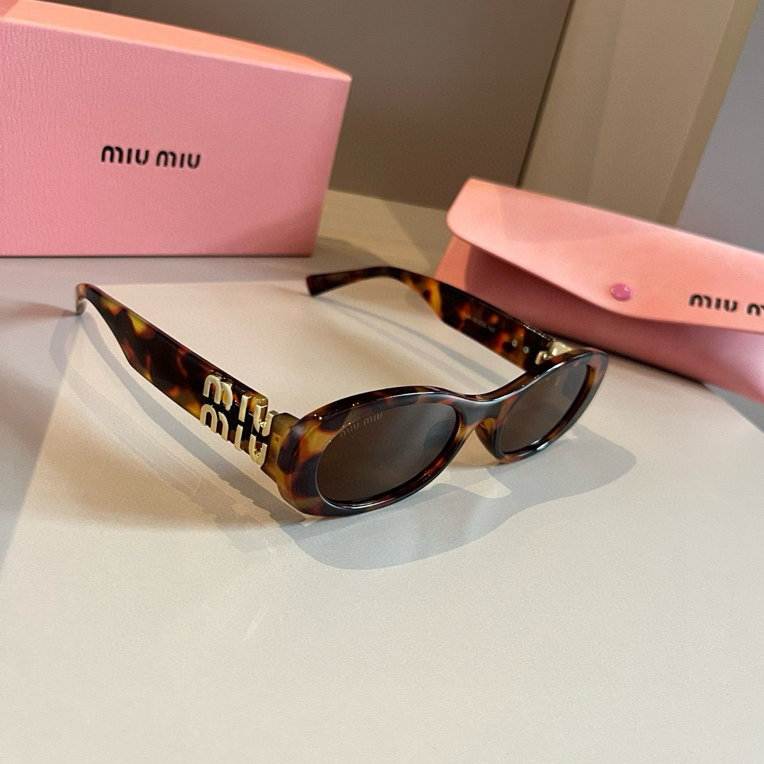 NO:247650,MiuMiu Miu cat-eyed sunglasses sweet and cool modern girl looked over and was really grasped! A very sweet and age-reducing sunglasses that hold the girl's heart hard, it can be salty or sweet! I love Jimei with diamond-shaped face and high cheekbones, glasses, sunglasses, glasses, miumiu19860909MiuMiu缪缪猫眼墨镜甜酷摩登女孩看过来 真的被拿捏了!十分甜美减龄的一款墨镜,把少女的心狠狠抓住,可盐可甜!太爱了菱形脸高颧骨的集美,眼镜墨镜太阳镜,眼镜,miumiu,glasses