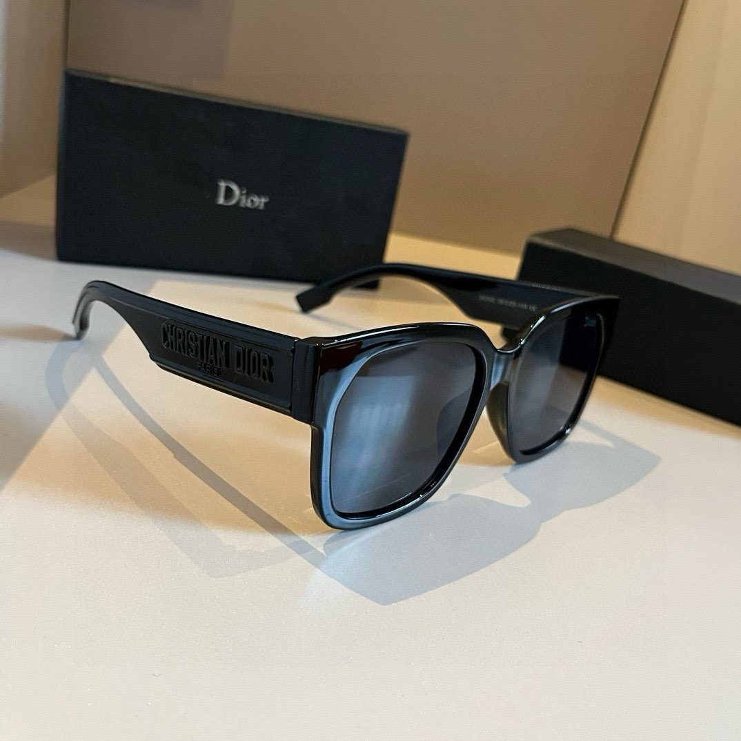 NO:247549,Dior Dior is both milky and cool √ It is a god in the place!! It is so suitable for vacation~ The face is playful and cute! The milk tea color lenses make people look very elegant! Super gentle CP, milky and cool, the frame shape is friendly and covers the face, not picking people!! Just choose it in the concave shape~ Take it with you on the beach vacation, and you will take a photo of it! You don’t need to put glasses, sunglasses, sunglasses, glasses, dior, dior19860909Dior迪奥 又奶又酷√原地封神!!也太适合度假了~ 上脸俏皮又可爱! 奶茶色镜片显得人很有气质!超温柔CP 又奶又酷 框型也敲友好遮脸杠杠滴 不挑人!!凹造型选它就对了~海边度假带上它 随手一拍就是大片!图都不用P了眼镜墨镜太阳镜,眼镜,dior,dior,glasses