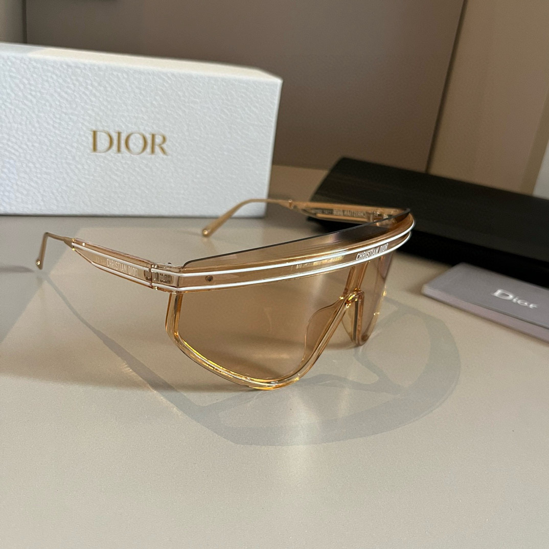 NO:247553,DIOR sunglasses Liu Liangxin and Yang Caiyu The same DIORCLUB M2 DiorClub M2U sunglasses are designed with irregular eye masks, showing the charm of sports style. The silver mirror lens is decorated with blue Dior Oblique pattern, which is cleverly matched with the eye-catching side baffle, making it more fashionable and unique. The navy blue matte acetate lens frame is embellished with line details and white glossy CHRISTIANDIOR logo to create a sharp contrast effect. Reading logo super classic navy blue matte acetate frame and white logo silver mirror lens is decorated with blue Dior Oblique pattern temples with CHRISTIAN DIOR logo glasses sunglasses, glasses, christian louboutin, dior, dior19860909DIOR迪奥墨镜刘兩昕杨采钰同款 DIORCLUB M2 这款 DiorClub M2U太阳眼镜采用不规则眼罩式镜框 设计,彰显运动风格魅力.银色镜面镜片饰以蓝色 Dior Oblique图案,与侧面醒目的挡板巧妙搭 配,更显时尚别致.海军蓝色哑光醋酸纤维镜 框以线条细节和白色亮面CHRISTIANDIOR标志点缀,打造鲜明的对比效果.老花logo超级经典海军蓝色哑光醋酸纤维镜框和白色标志银色镜面镜片饰以蓝色Dior Obliaue 图案镜腿饰以CHRISTIAN DIOR标志眼镜墨镜太阳镜,眼镜,christian louboutin,dior,dior,glasses