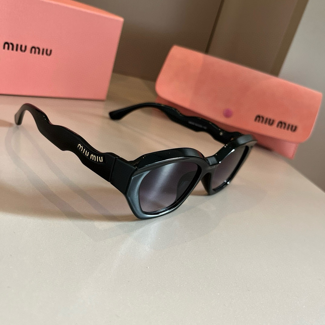 NO:248865,Miumiu Miu's new sunglasses cat glasses must be used for many celebrities when traveling. Sunglasses glasses sunglasses sunglasses, glasses, miumiu19860909miumiu缪缪新款太阳墨镜猫眼镜 出行必众备多明星同款 太阳镜眼镜墨镜太阳镜,眼镜,miumiu,glasses