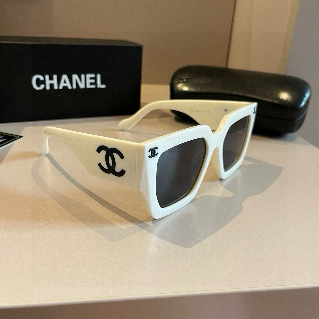 NO:248874,I love Chanel sunglasses. I really love it. The aura on my face is tightly grasped, the huge look shows that the face is small, the glasses are large and single, and the temples are just right in size, and they are light and comfortable to wear!  glasses sunglasses sunglasses, glasses, chanel, chanel19860909批 Chanel香奈儿太阳镜,真是爱了爱了,上脸那气场拿捏的死死,巨显脸小,眼镜大单一点也不重,镜腿幅度设计的刚刚好,佩戴轻盈舒适！眼镜墨镜太阳镜,眼镜,chanel,chanel,glasses