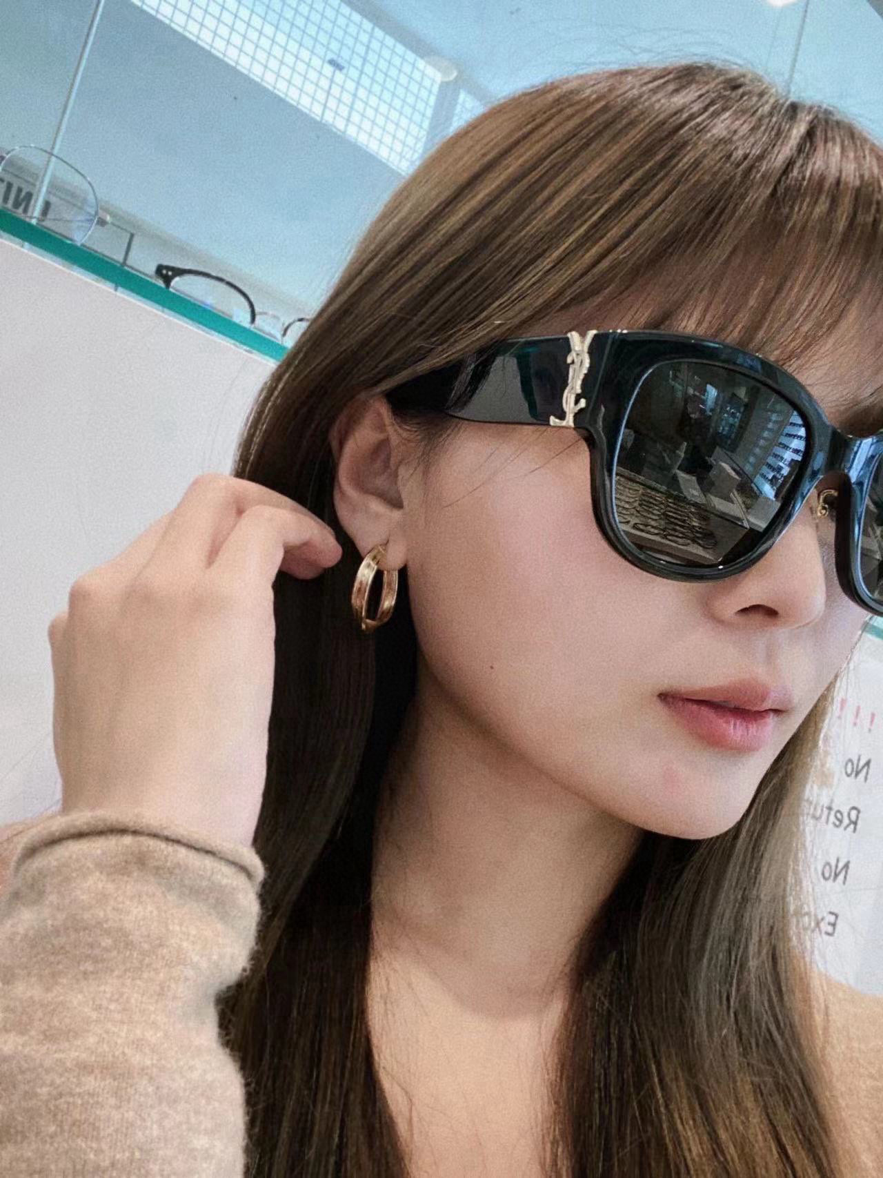 NO:248907,Zhou Yangqing's same YSL black super sunglasses. The metal YSL logo has a nose pad, black   gold, and is always the most perfect match. You must have summer sunglasses for traveling and patting. Use it to make glasses, sunglasses, glasses, saint laurent19860909周扬青同款YSL黑超墨镜. 金属YSL标志带有鼻托, 黑色 金色,永远都是最完美的搭配.旅游拍拍拍一定要有的夏天墨镜 以做度数眼镜墨镜太阳镜,眼镜,saint laurent,glasses
