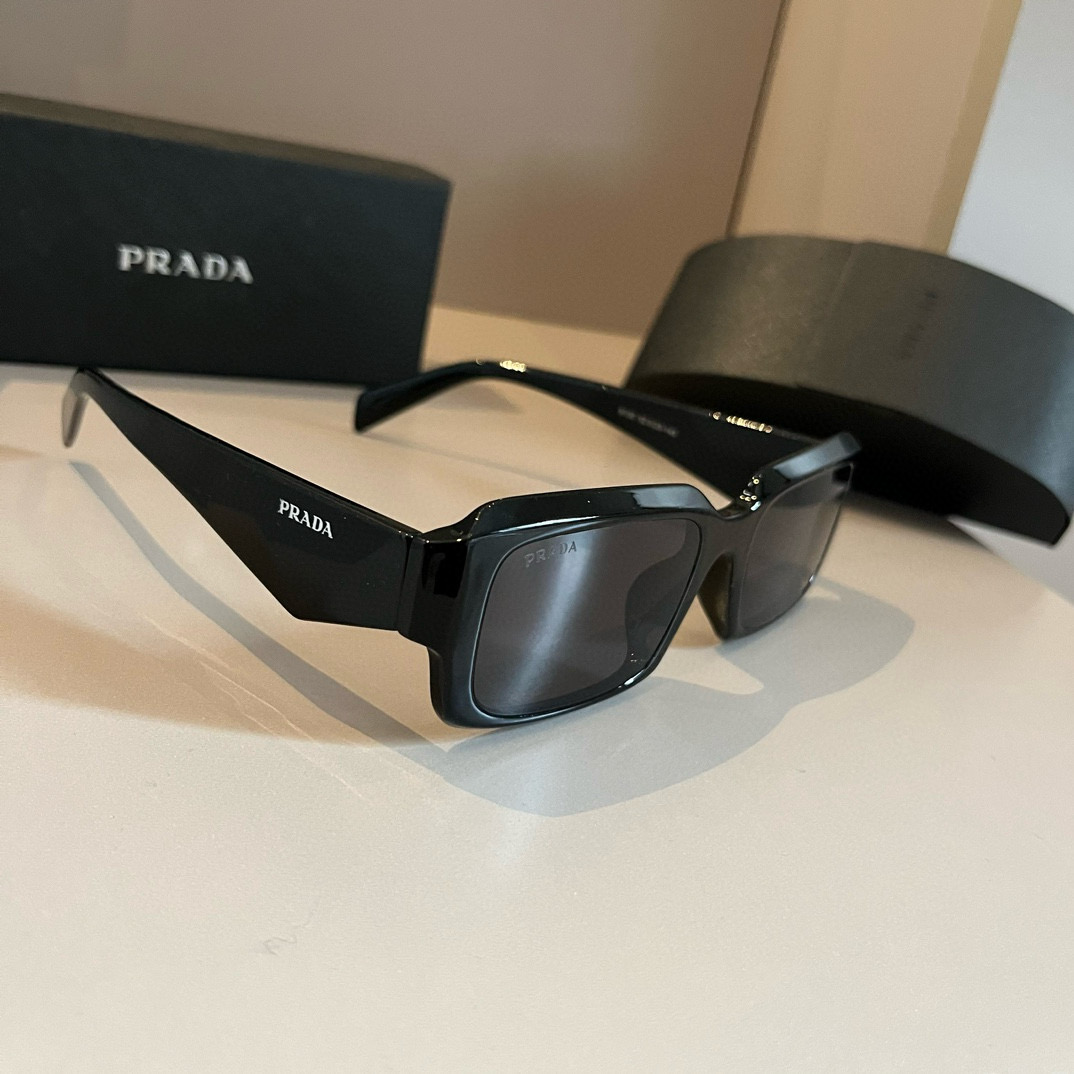 NO:249839,Prada Prada, Sweet Sister Cat Eye Sunglasses, Many celebrities have the same cool and spicy sunglasses, Ins bloggers have the same size: Prismatic cat eye style, but the width is quite wide to cover the cheekbones, sunglasses, sunglasses, prada, prada19860909Prada普拉达 拽姐猫眼墨镜 众多明星同款酷辣墨镜 Ins博主同款款号:棱形猫眼款 但是宽度还挺宽可以遮住颧骨眼镜墨镜太阳镜,眼镜,prada,prada,glasses