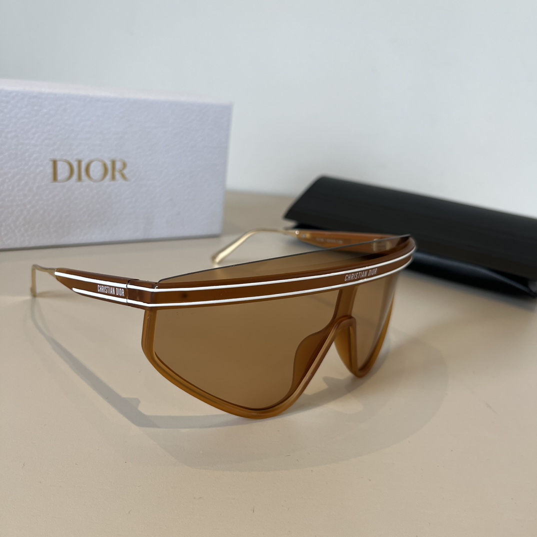 NO:249857,DIOR sunglasses Liu Liangxin and Yang Caiyu The same DIORCLUB M2 DiorClub M2U sunglasses are designed with irregular eye masks, showing the charm of sports style. The silver mirror lens is decorated with blue Dior Oblique pattern, which is cleverly matched with the eye-catching side baffle, making it more fashionable and unique. The navy blue matte acetate lens frame is embellished with line details and white glossy CHRISTIANDIOR logo to create a sharp contrast effect. Reading logo super classic navy blue matte acetate frame and white logo silver mirror lens is decorated with blue Dior Oblique pattern temples with CHRISTIAN DIOR logo glasses sunglasses, glasses, christian louboutin, dior, dior19860909DIOR迪奥墨镜刘兩昕杨采钰同款 DIORCLUB M2 这款 DiorClub M2U太阳眼镜采用不规则眼罩式镜框 设计,彰显运动风格魅力.银色镜面镜片饰以蓝色 Dior Oblique图案,与侧面醒目的挡板巧妙搭 配,更显时尚别致.海军蓝色哑光醋酸纤维镜 框以线条细节和白色亮面CHRISTIANDIOR标志点缀,打造鲜明的对比效果.老花logo超级经典海军蓝色哑光醋酸纤维镜框和白色标志银色镜面镜片饰以蓝色Dior Obliaue 图案镜腿饰以CHRISTIAN DIOR标志眼镜墨镜太阳镜,眼镜,christian louboutin,dior,dior,glasses