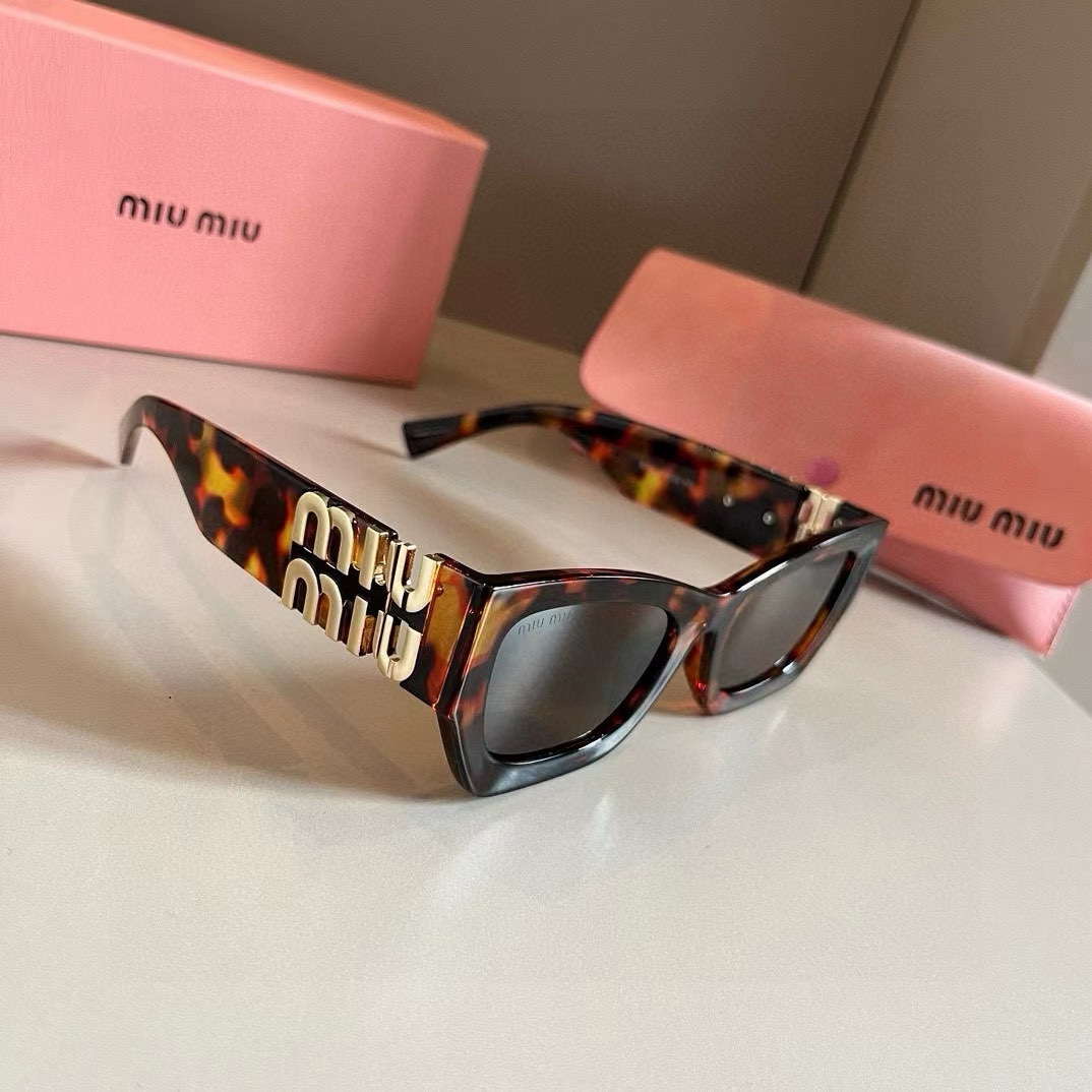 NO:249863,Miumiu sunglasses Black   gold logo is always the most perfect match. You must have summer sunglasses for traveling and patting. Glasses sunglasses, sunglasses, glasses, miumiu19860909缪缪miumiu太阳镜 黑色 金色logo永远都是最完美的搭配.旅游拍拍拍一定要有的夏天墨镜 眼镜墨镜太阳镜,眼镜,miumiu,glasses