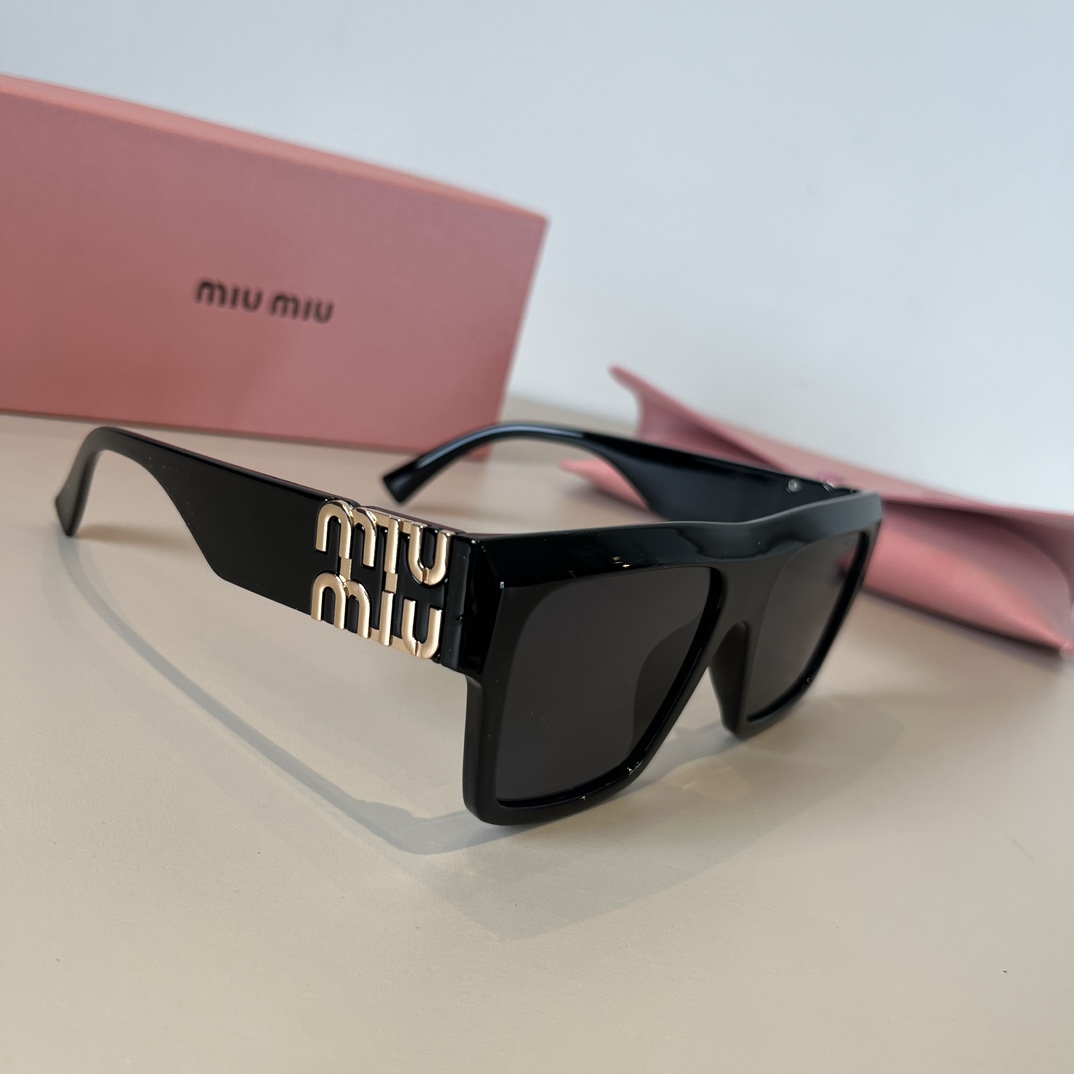 NO:249846,Miumiu sunglasses are beautiful and the new black gold miu is so beautiful that it is so beautiful that it is so beautiful that it is so beautiful that it is so beautiful that it is so beautiful that it is so beautiful that it is so beautiful that it is so beautiful that it is sunglasses, sunglasses, glasses, miumiu19860909缪缪miumiu太阳镜美爆啦新品黑金miu直戳心窝~ 啊!啊!真的美爆啦黑金miu~ 简约大方框造型,遮肉显脸小~ 侧面双miu logo点缀~特吸睛大气! 大脸圆脸bb盲冲~遮阳防晒稳妥!直戳心窝哇眼镜墨镜太阳镜,眼镜,miumiu,glasses