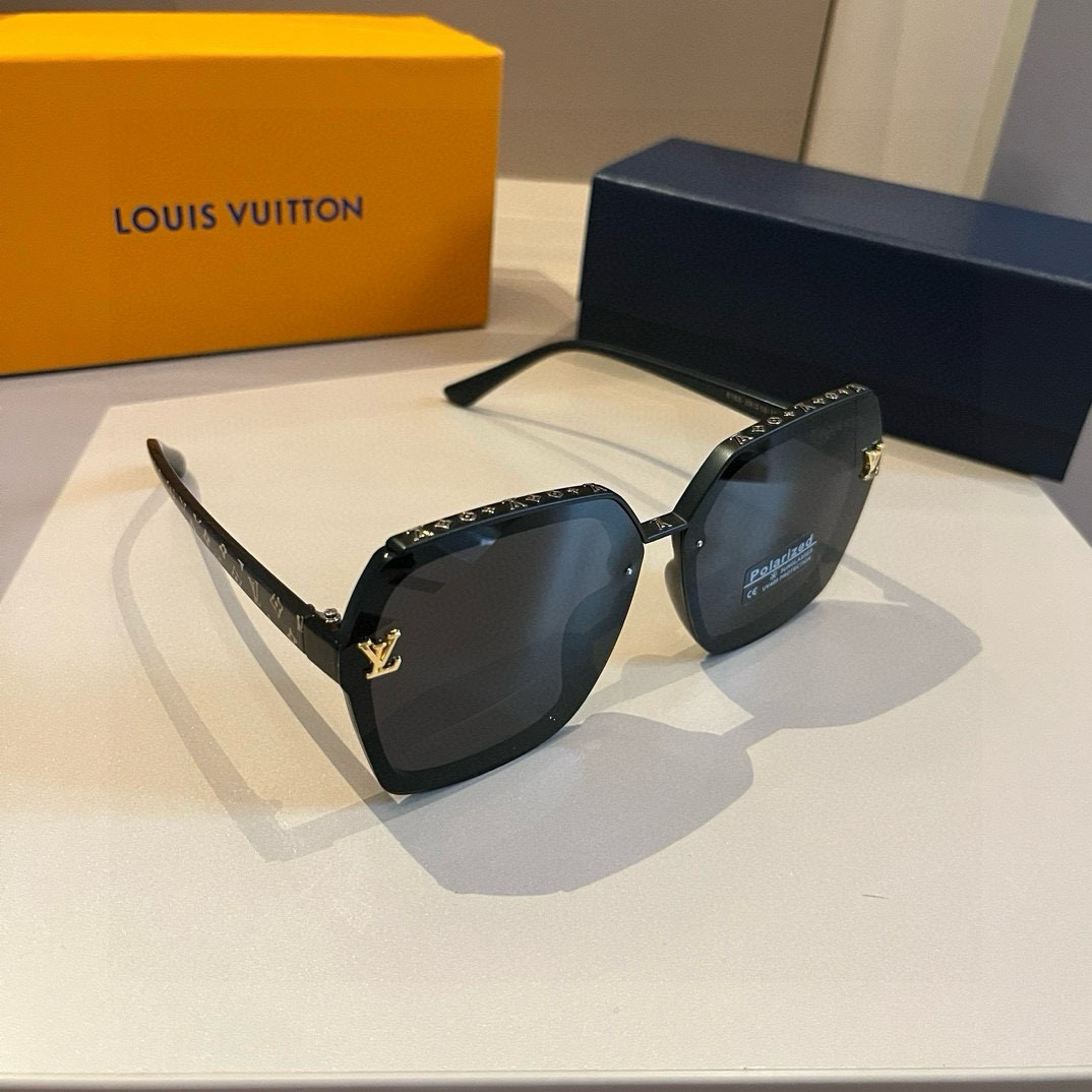 NO:250462,LV Louis Vuitton men's sunglasses, lens logo will not affect your sight at all, very heavy industry!  The details are so rich that it is inhumane. It creates a sharp front frame shape, bringing an incomparable fashion to wear. The ambition of triangles, intertwined in depth, has a three-dimensional sense, and is very brand-recognizable and full of design. The simple and beautiful temple ends are all metal, without any trace of excess glasses, sunglasses, sunglasses, glasses, louis vuitton, louis vuitton19860909LV路易威登男款太阳镜,镜片logo一点都不会影响视线 非常重工！细节多到壕无人性 打造出锋芒毕露的前框造型 为佩戴着带来无可比拟的时尚感. 志性的三角底纹,深浅交错,极具立体感 极具品牌辨识度,设计感十足. 简洁漂亮的镜腿末端全金属收尾, 没有一丝的多余眼镜墨镜太阳镜,眼镜,louis vuitton,louis vuitton,glasses